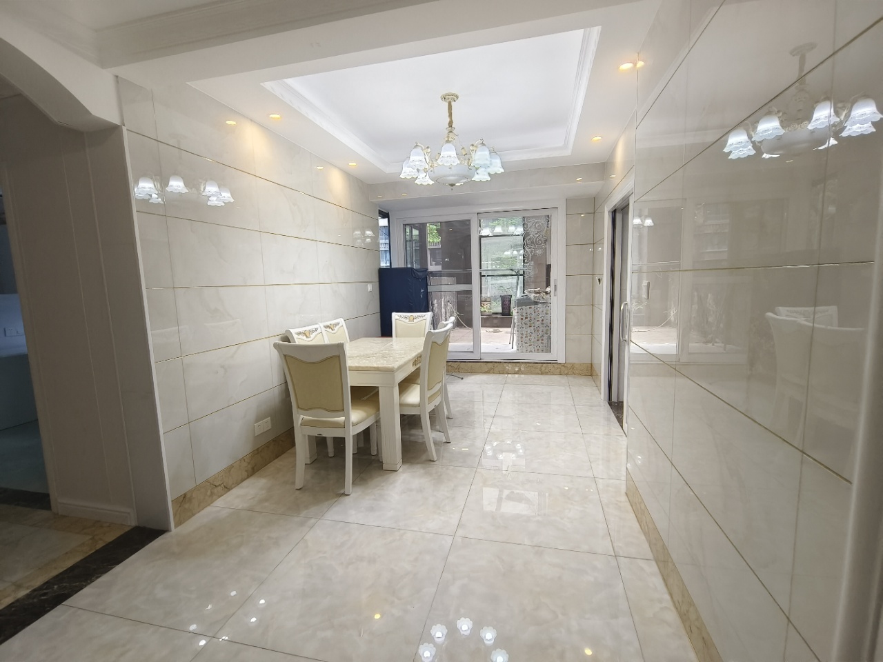 铂金汉宫 3室2厅2卫 2200.0元/月 铂金汉宫 3室2厅2卫 2200.0元/月室内图