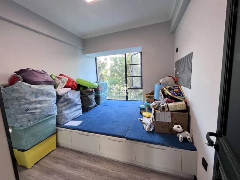 东岳新外滩 4室2厅2卫 146.0万 东岳新外滩 4室2厅2卫 146.0万客厅