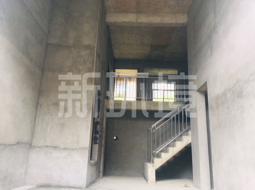 天门壹号  5室2厅3卫   145.00万客厅