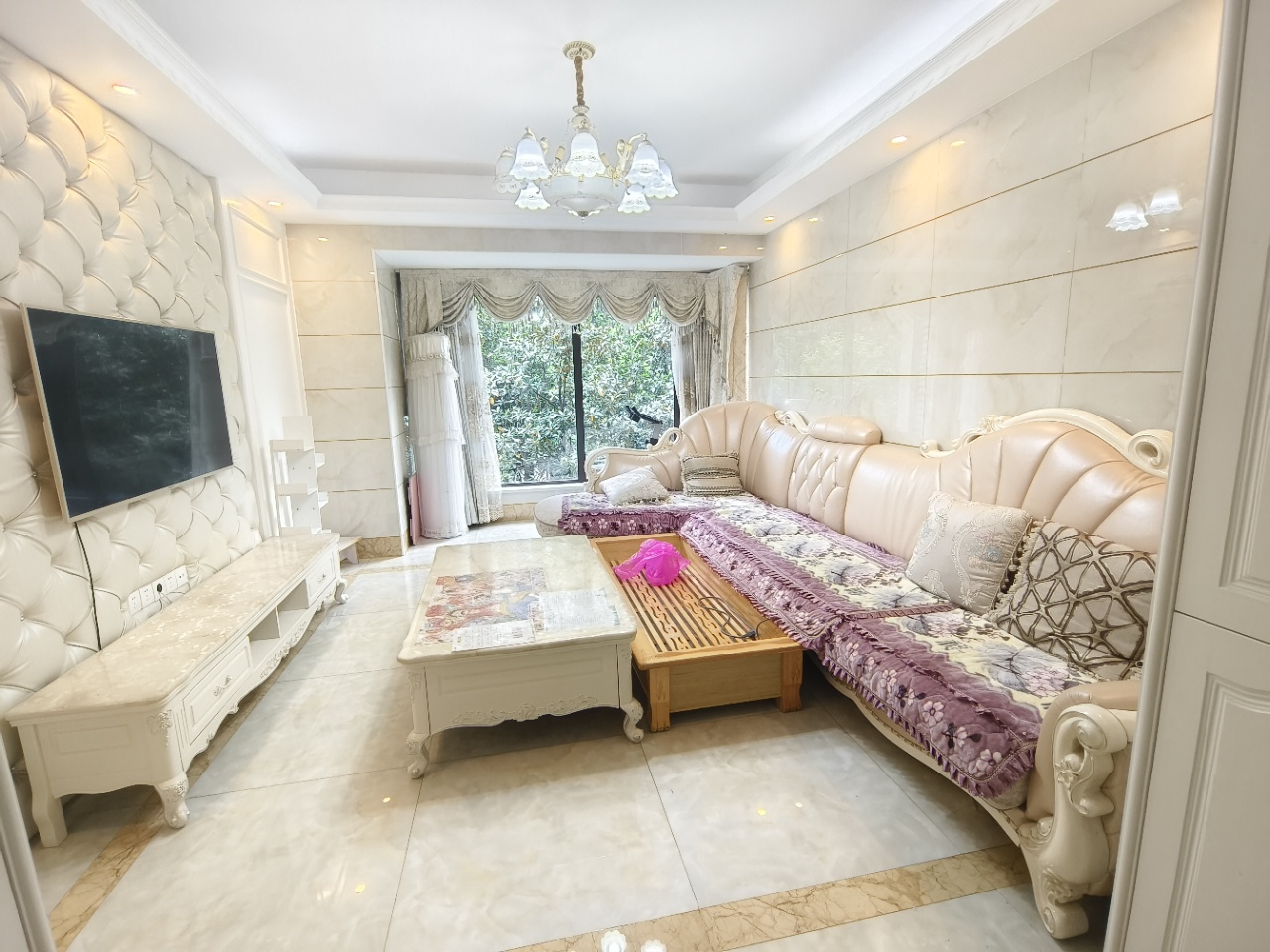 铂金汉宫 3室2厅2卫 2200.0元/月 铂金汉宫 3室2厅2卫 2200.0元/月室内图