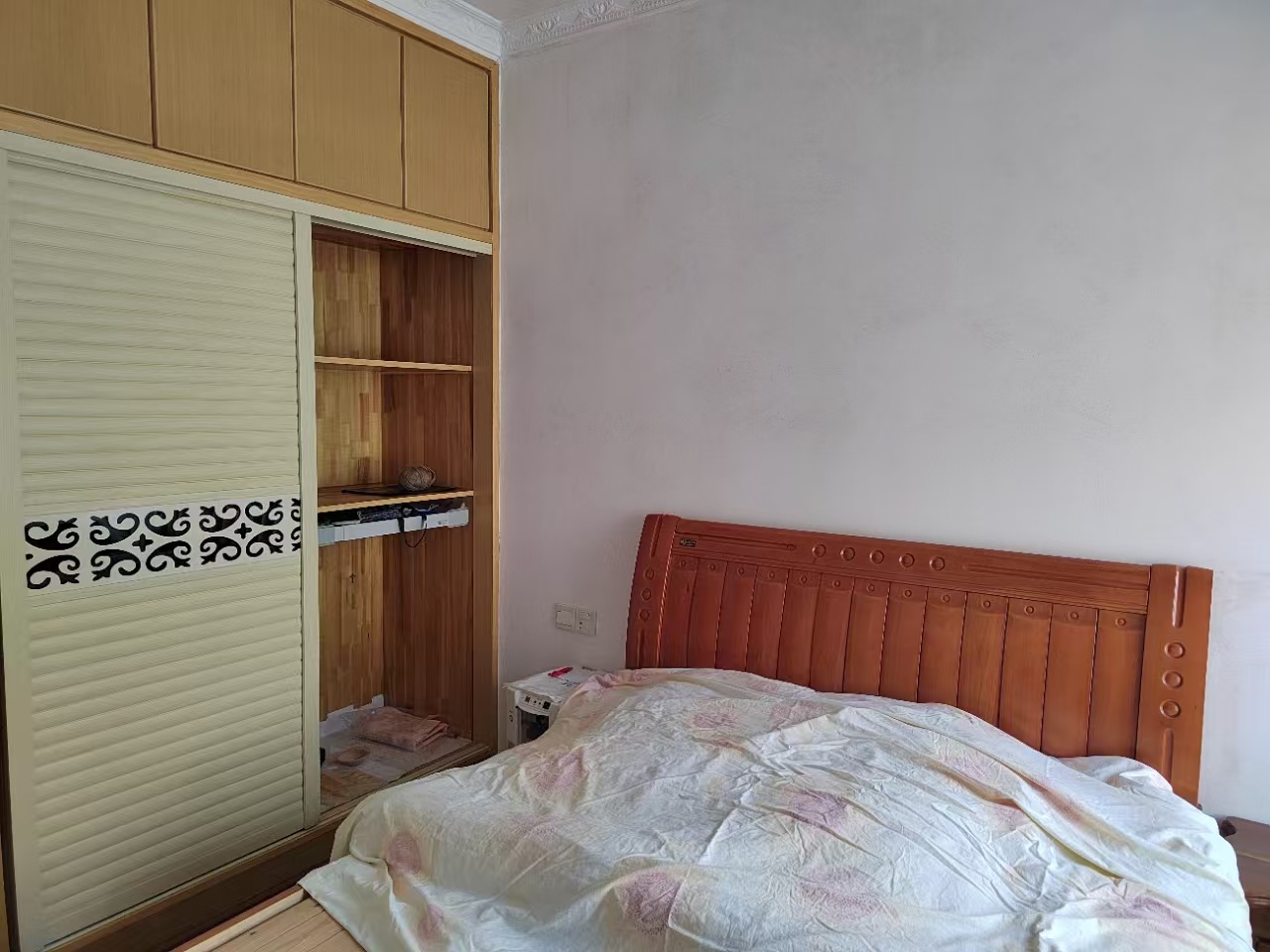 云顶上品 3室2厅1卫 1600.0元/月 云顶上品 3室2厅1卫 1600.0元/月室内图