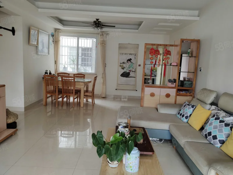 绿谷康都 4室2厅2卫 205.0万 绿谷康都 4室2厅2卫 205.0万客厅