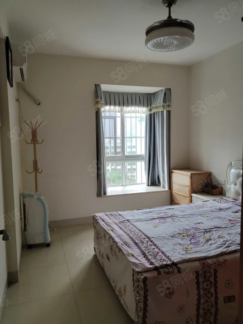 绿谷康都 4室2厅2卫 205.0万 绿谷康都 4室2厅2卫 205.0万客厅