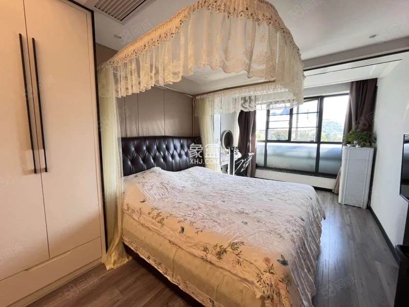 东岳新外滩 4室2厅2卫 146.0万 东岳新外滩 4室2厅2卫 146.0万客厅