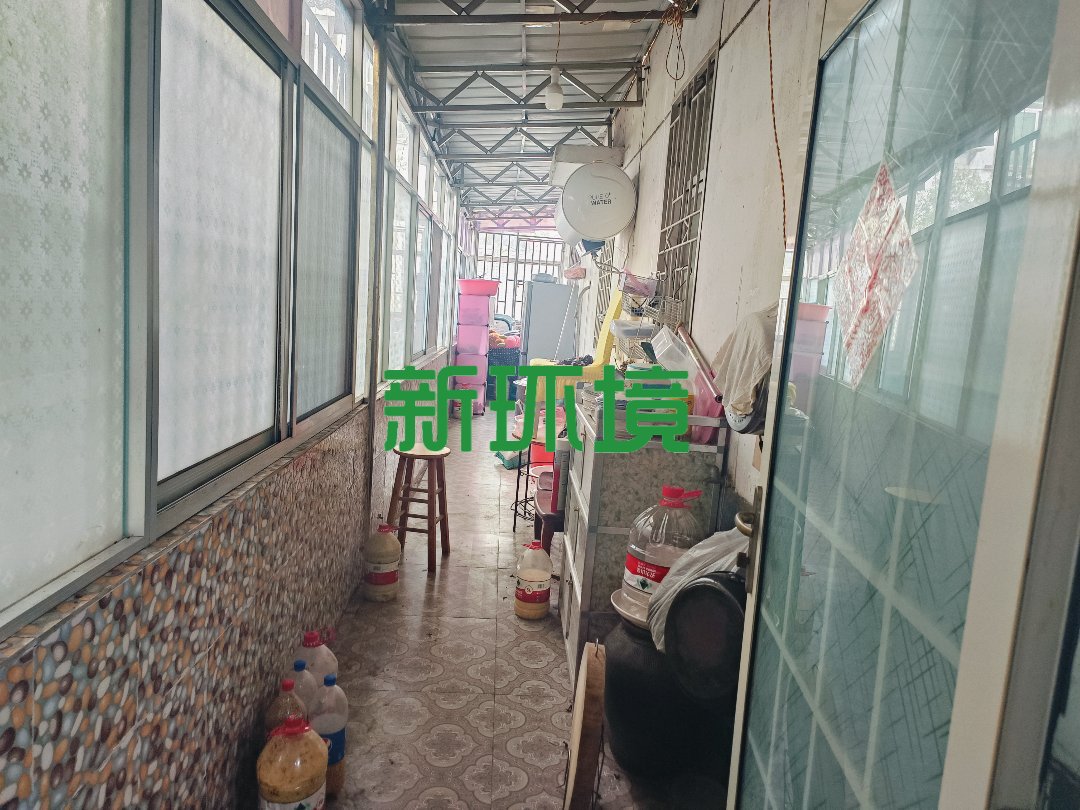 宏力大厦（宏历商业广场）  4室2厅2卫   110.00万客厅
