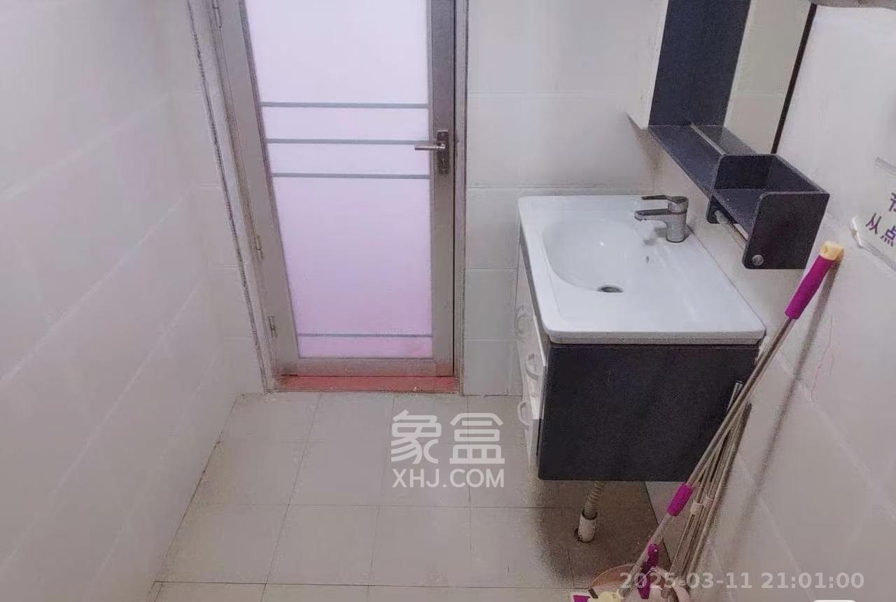 四方小区综合楼（四方嘉丽）  5室2厅2卫   3200.00元/月室内图