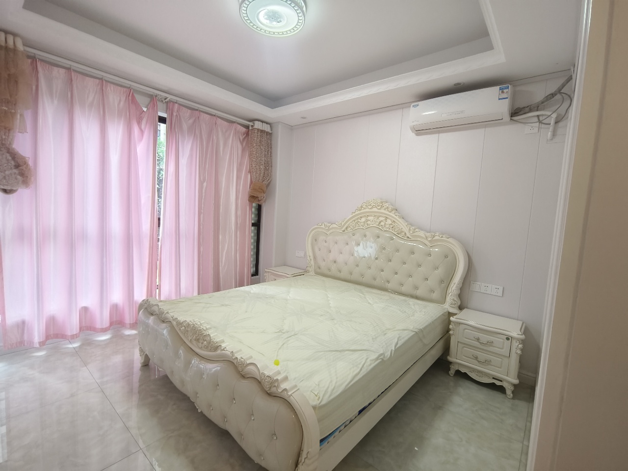 铂金汉宫 3室2厅2卫 2200.0元/月 铂金汉宫 3室2厅2卫 2200.0元/月室内图