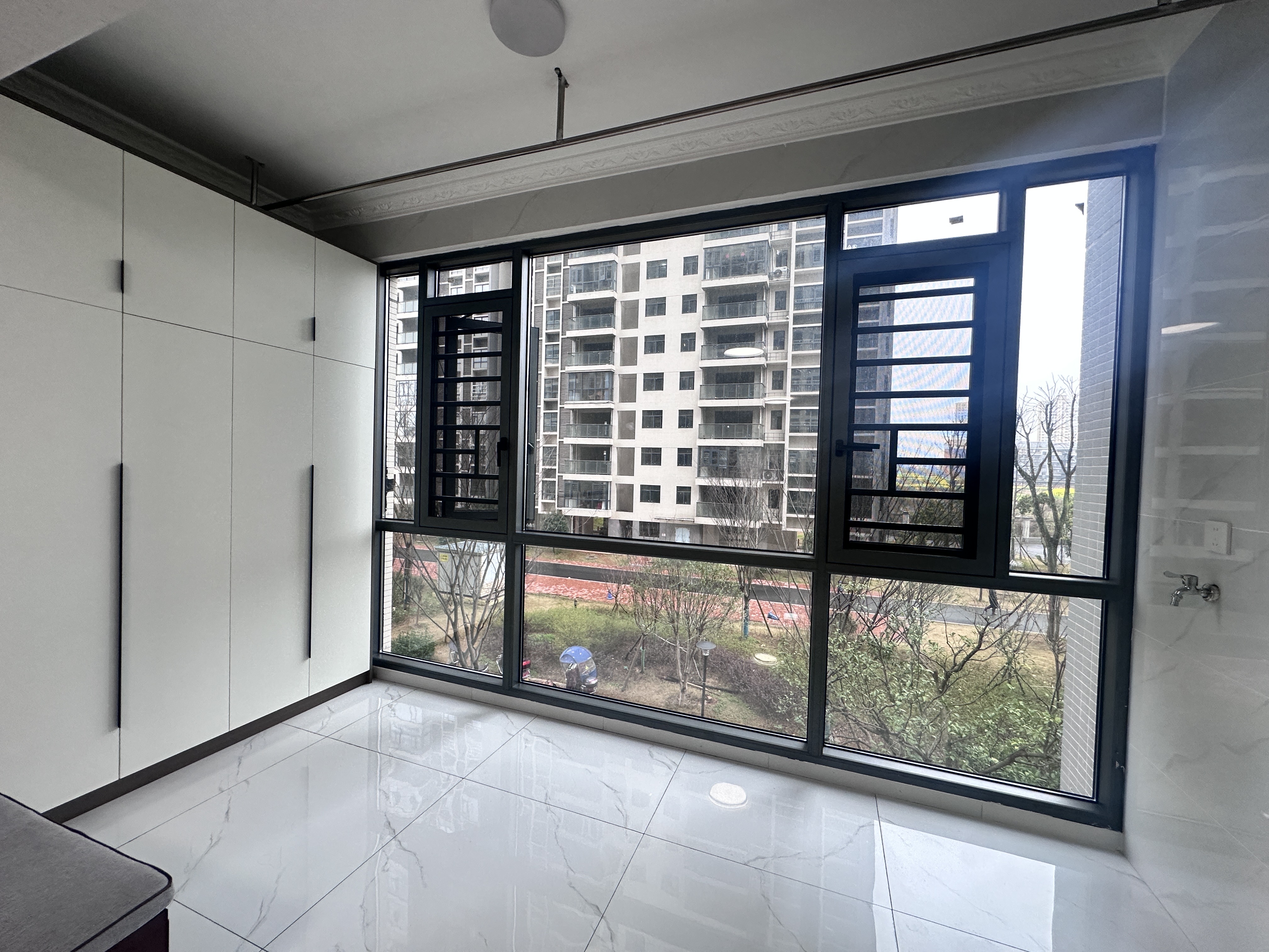 互助小区电梯房 3室2厅2卫 1700.0元/月 互助小区电梯房 3室2厅2卫 1700.0元/月室内图