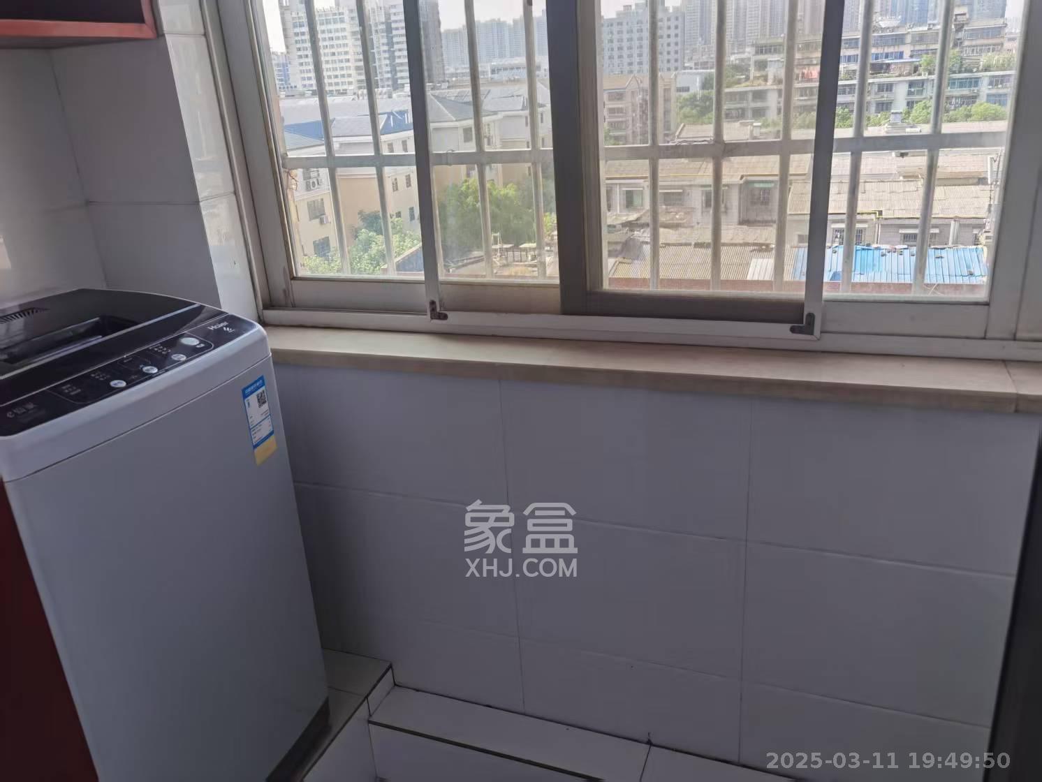 山水华景  1室2厅1卫    1700.0元/月室内图