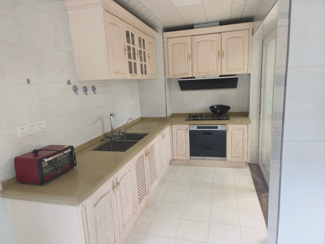 铂金汉宫 3室2厅2卫 2200.0元/月 铂金汉宫 3室2厅2卫 2200.0元/月室内图