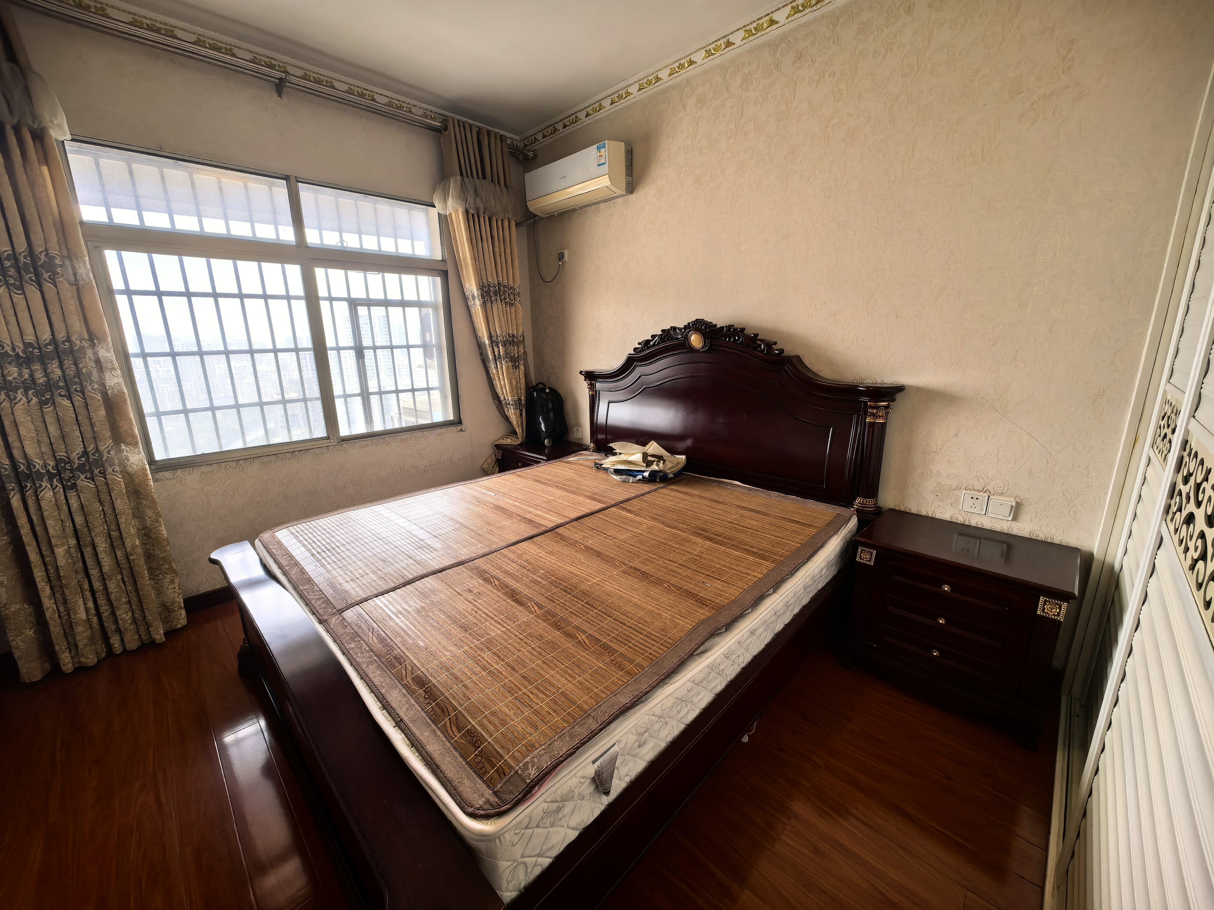 龙庭贵筑  4室2厅2卫    79.8万 龙庭贵筑  4室2厅2卫    79.8万客厅