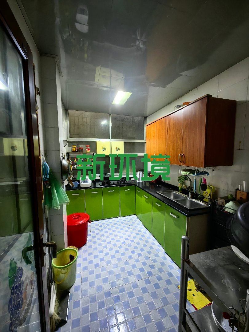 鞭子厂宿舍  3室2厅1卫    32.0万 鞭子厂宿舍  3室2厅1卫    32.0万客厅