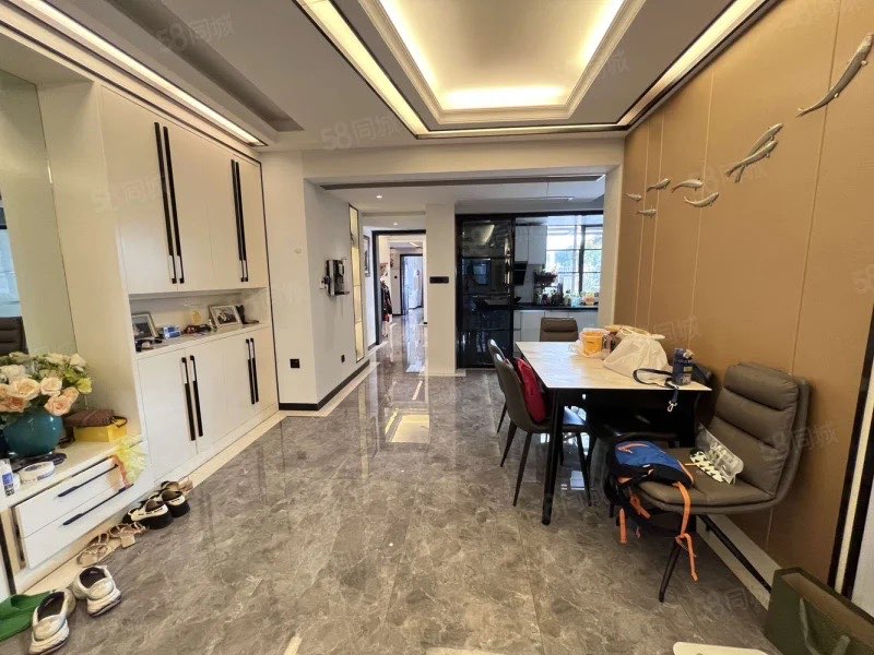 东岳新外滩 4室2厅2卫 146.0万 东岳新外滩 4室2厅2卫 146.0万客厅