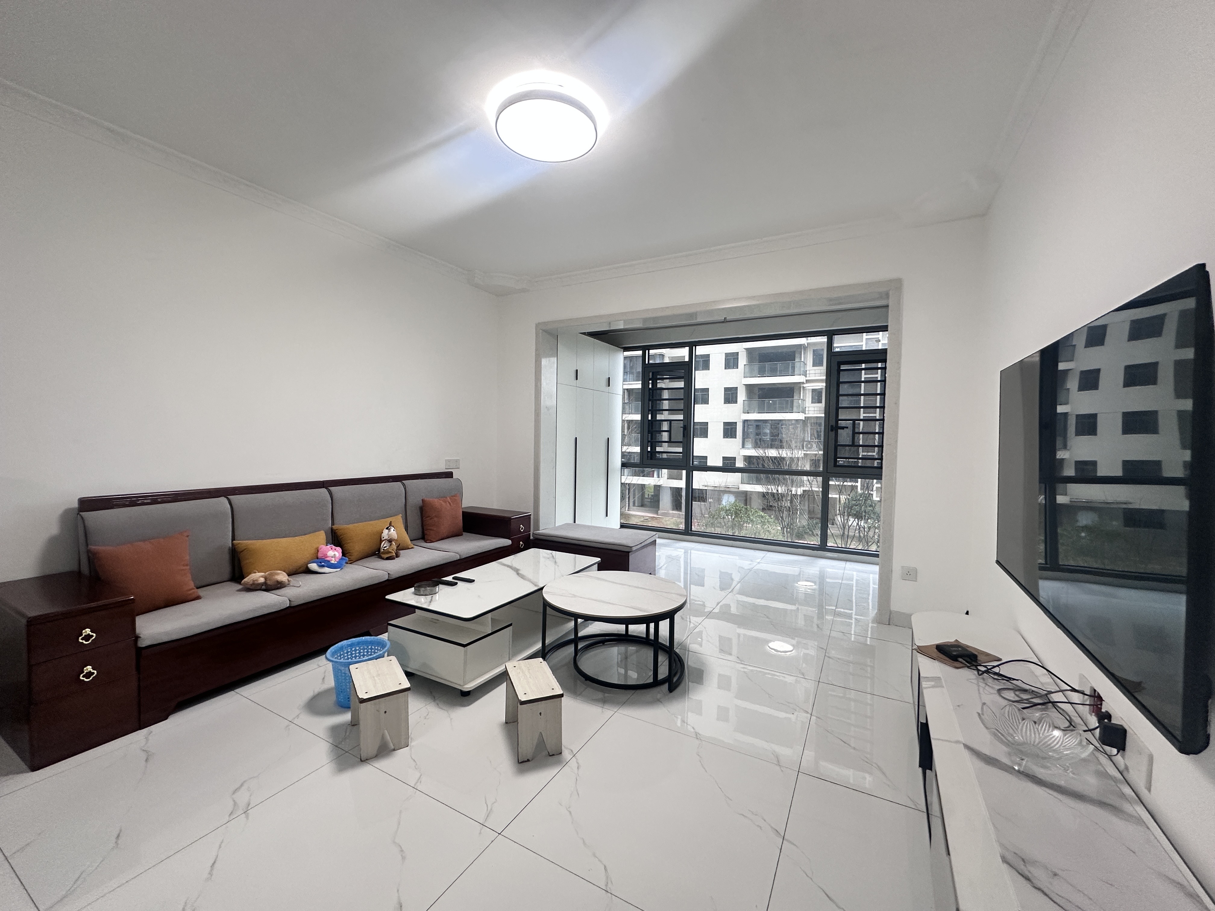 互助小区电梯房 3室2厅2卫 1700.0元/月 互助小区电梯房 3室2厅2卫 1700.0元/月室内图