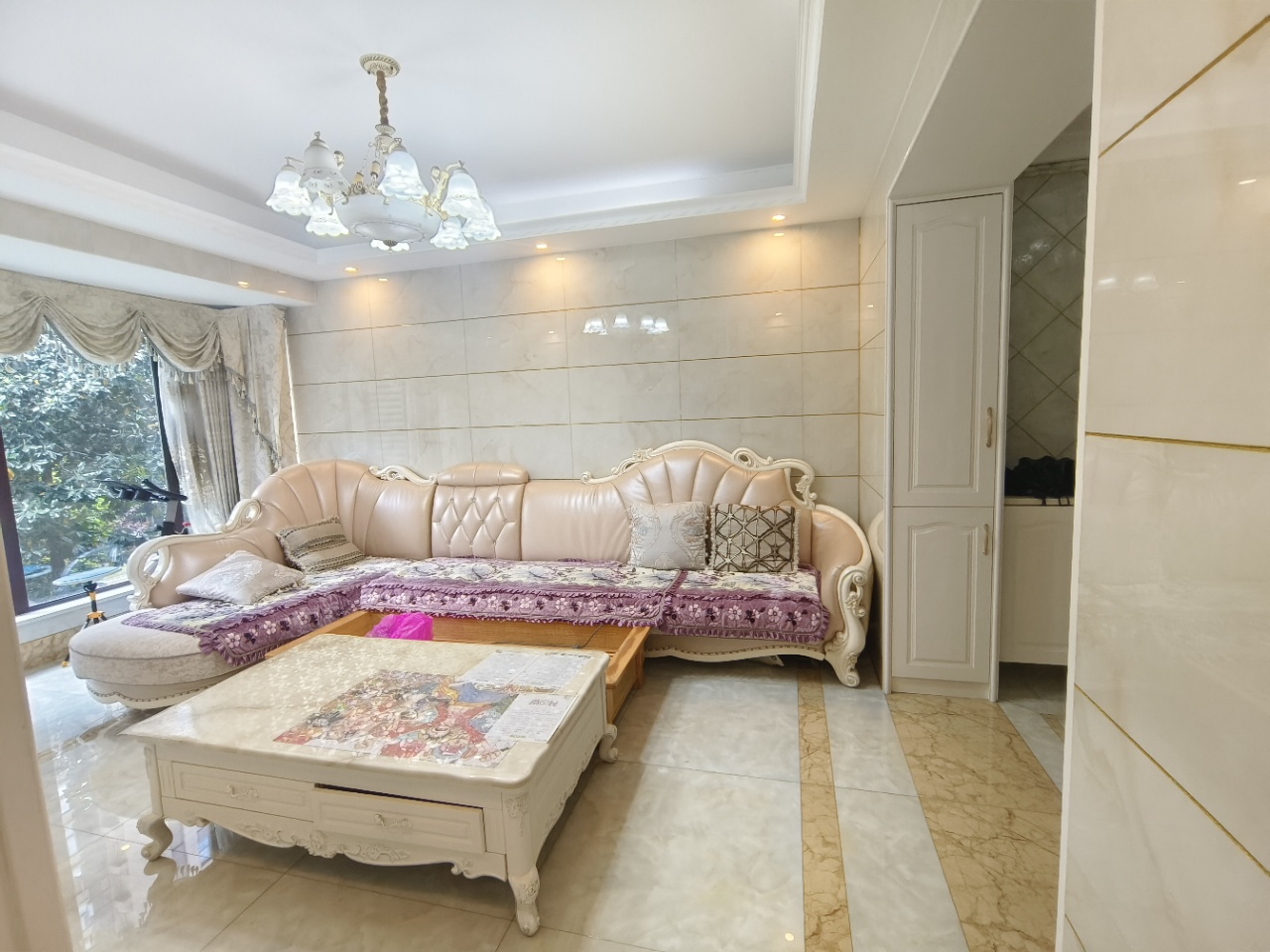 铂金汉宫 3室2厅2卫 2200.0元/月 铂金汉宫 3室2厅2卫 2200.0元/月室内图