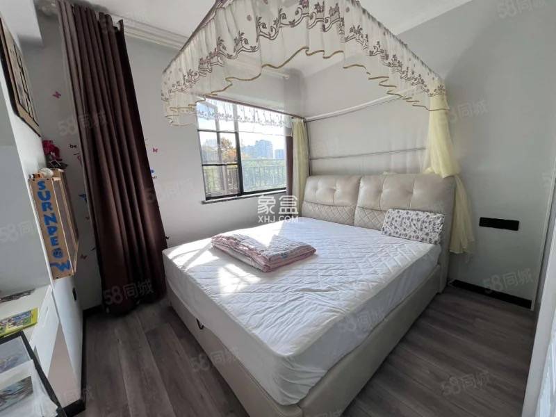 东岳新外滩 4室2厅2卫 146.0万 东岳新外滩 4室2厅2卫 146.0万客厅