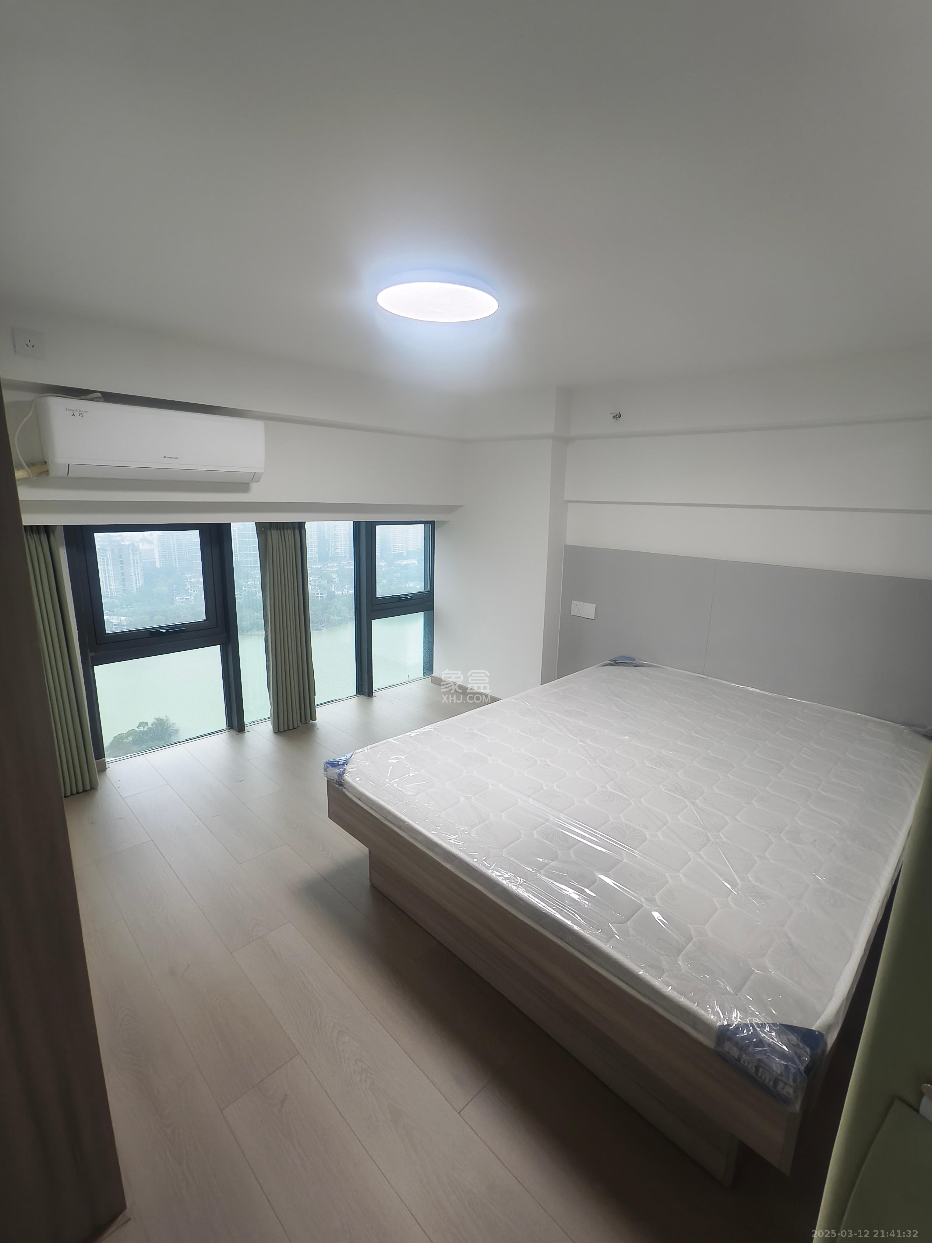 绿地V岛  2室1厅1卫   2300.00元/月室内图