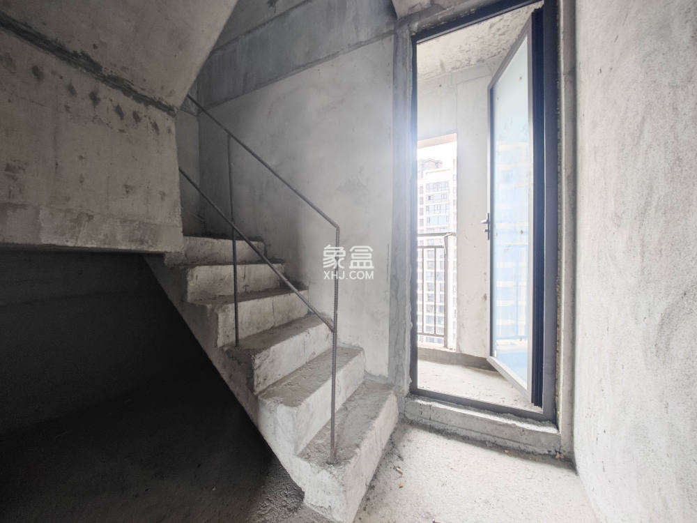 潤(rùn)和翰文府  5室2廳3衛(wèi)   208.00萬