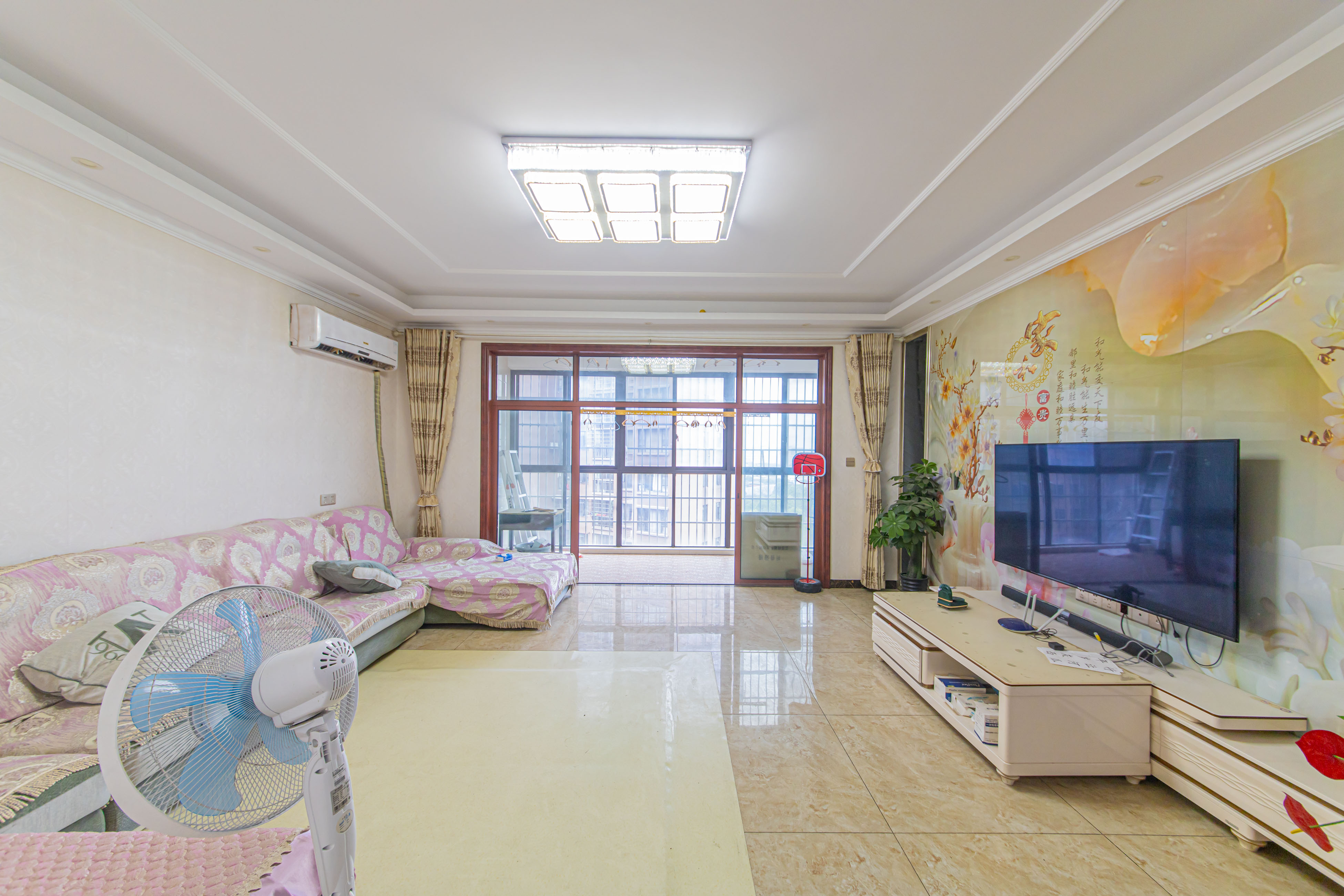 长城水郡 4室2厅1卫 121.8万 长城水郡 4室2厅1卫 121.8万客厅