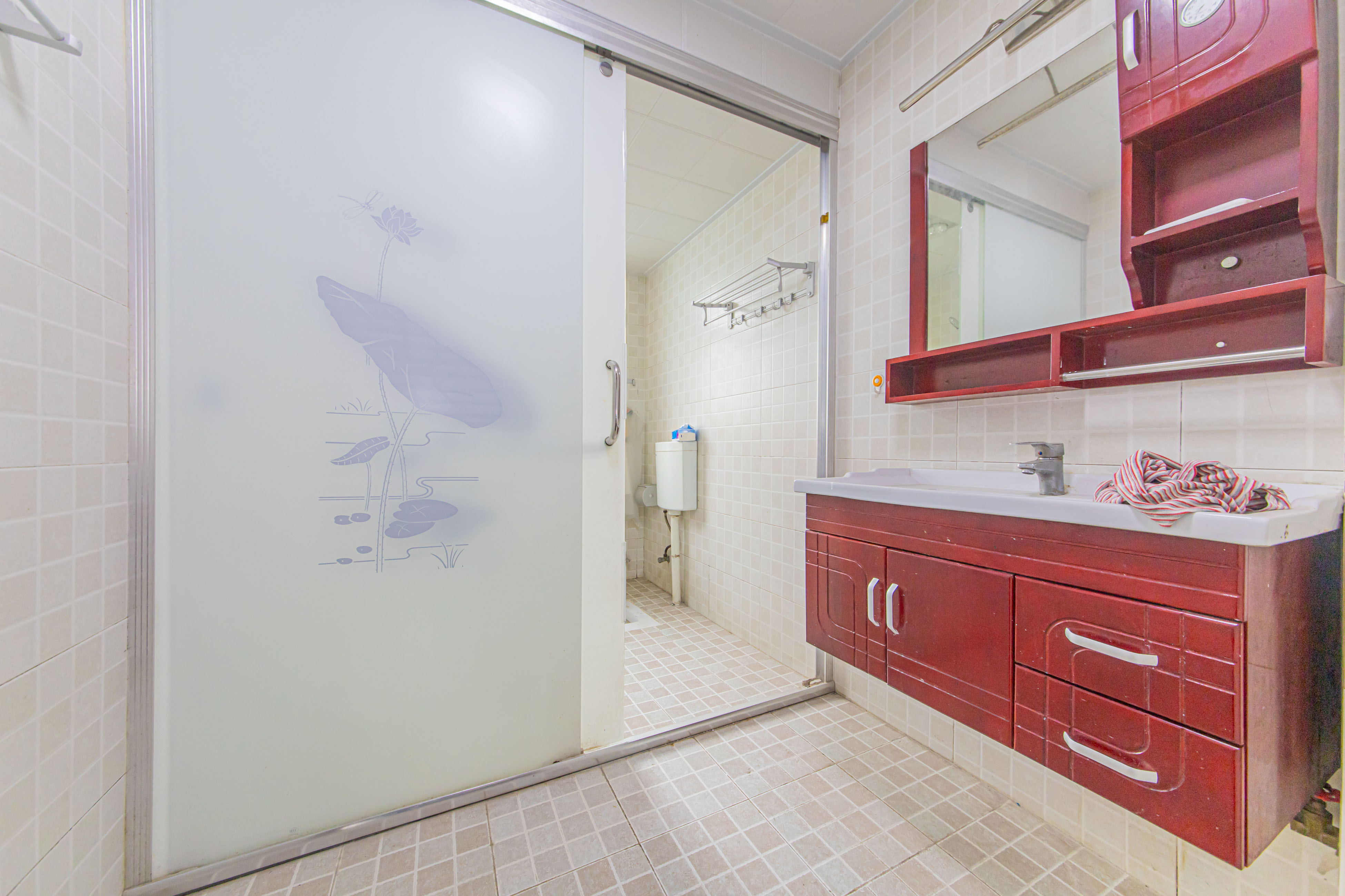 华天苑 4室2厅2卫 168.0万 华天苑 4室2厅2卫 168.0万卫生间