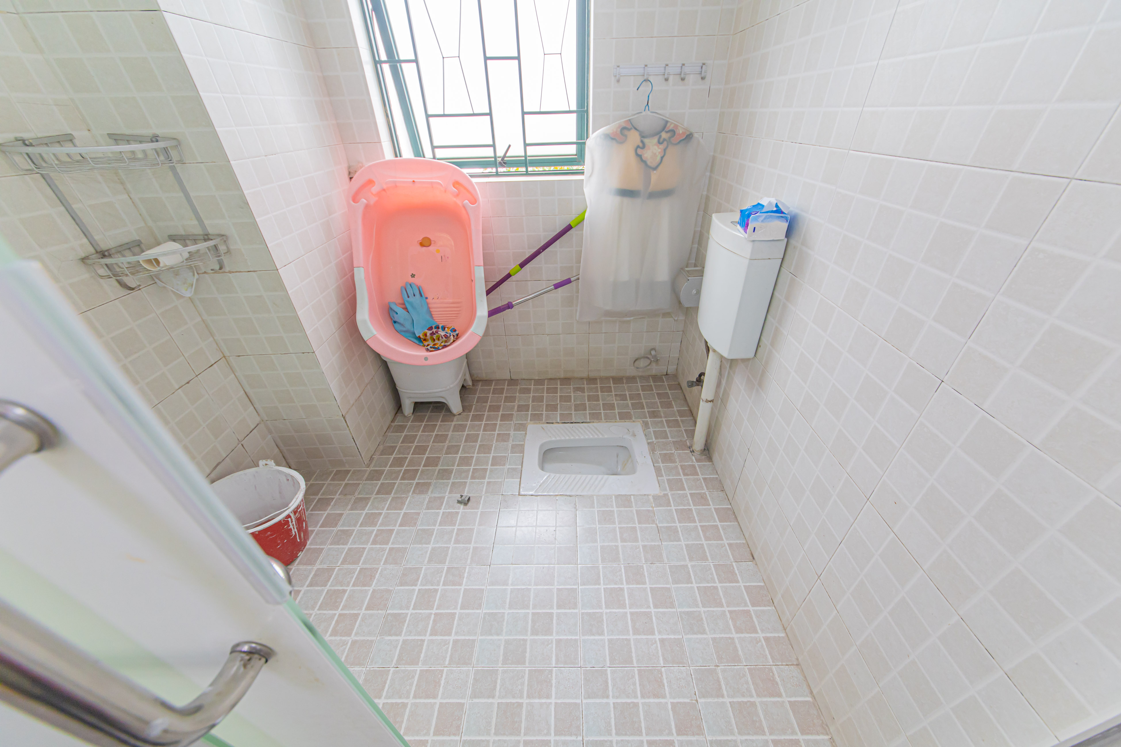 华天苑 4室2厅2卫 168.0万 华天苑 4室2厅2卫 168.0万卫生间