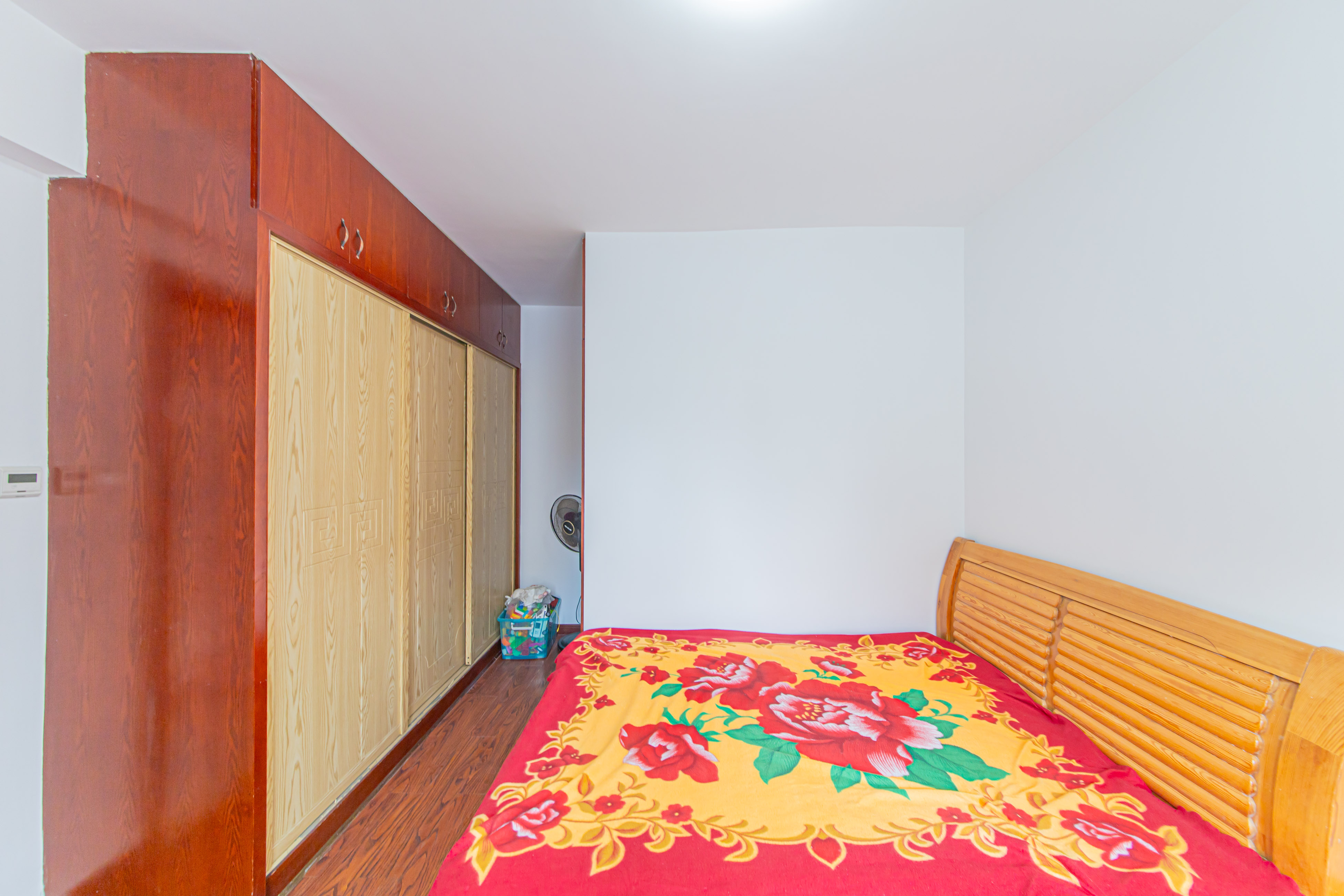 华天苑 4室2厅2卫 168.0万 华天苑 4室2厅2卫 168.0万卧室