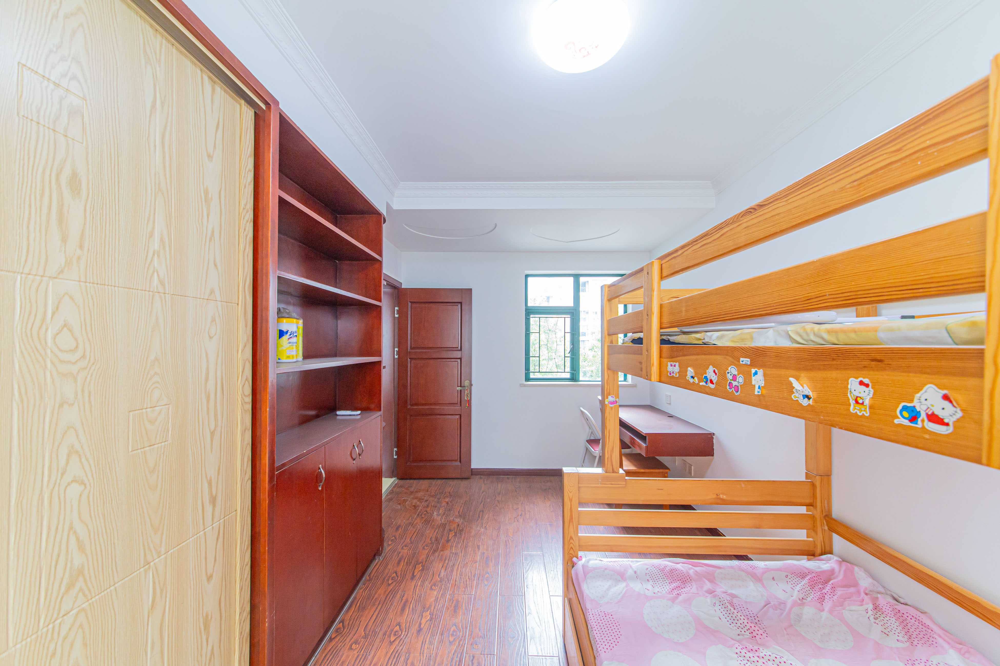 华天苑 4室2厅2卫 168.0万 华天苑 4室2厅2卫 168.0万卧室