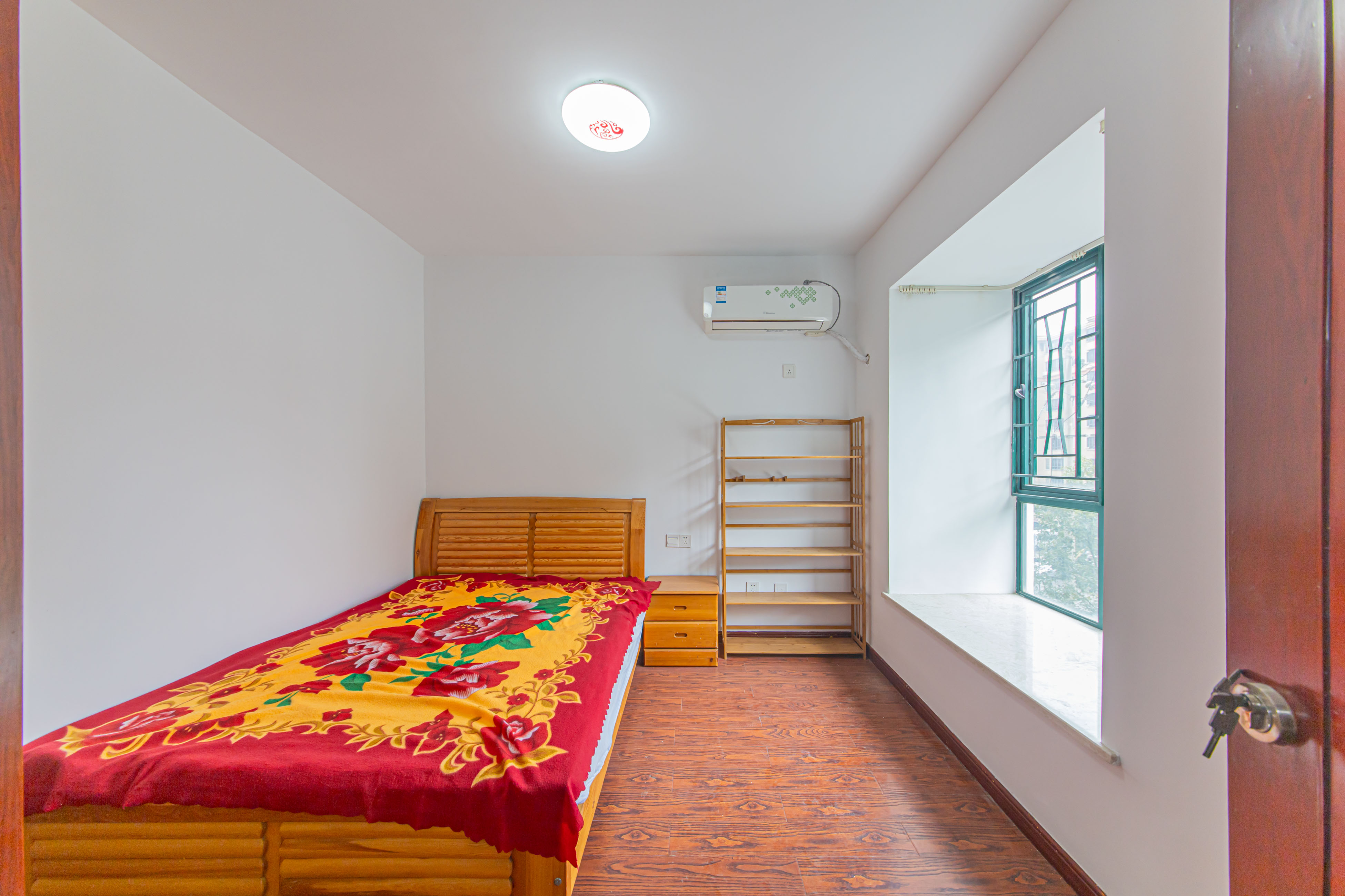 华天苑 4室2厅2卫 168.0万 华天苑 4室2厅2卫 168.0万卧室