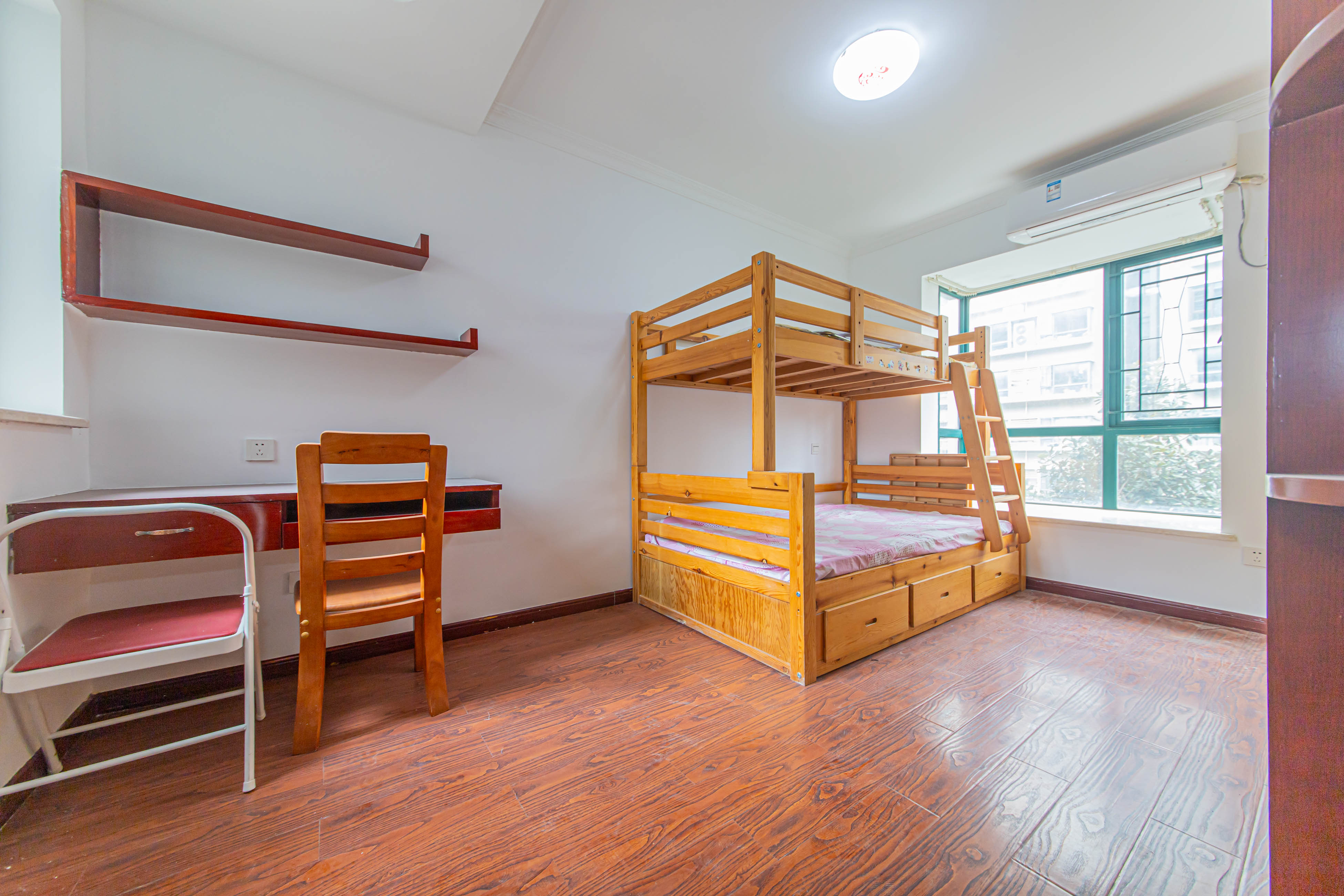 华天苑 4室2厅2卫 168.0万 华天苑 4室2厅2卫 168.0万卧室