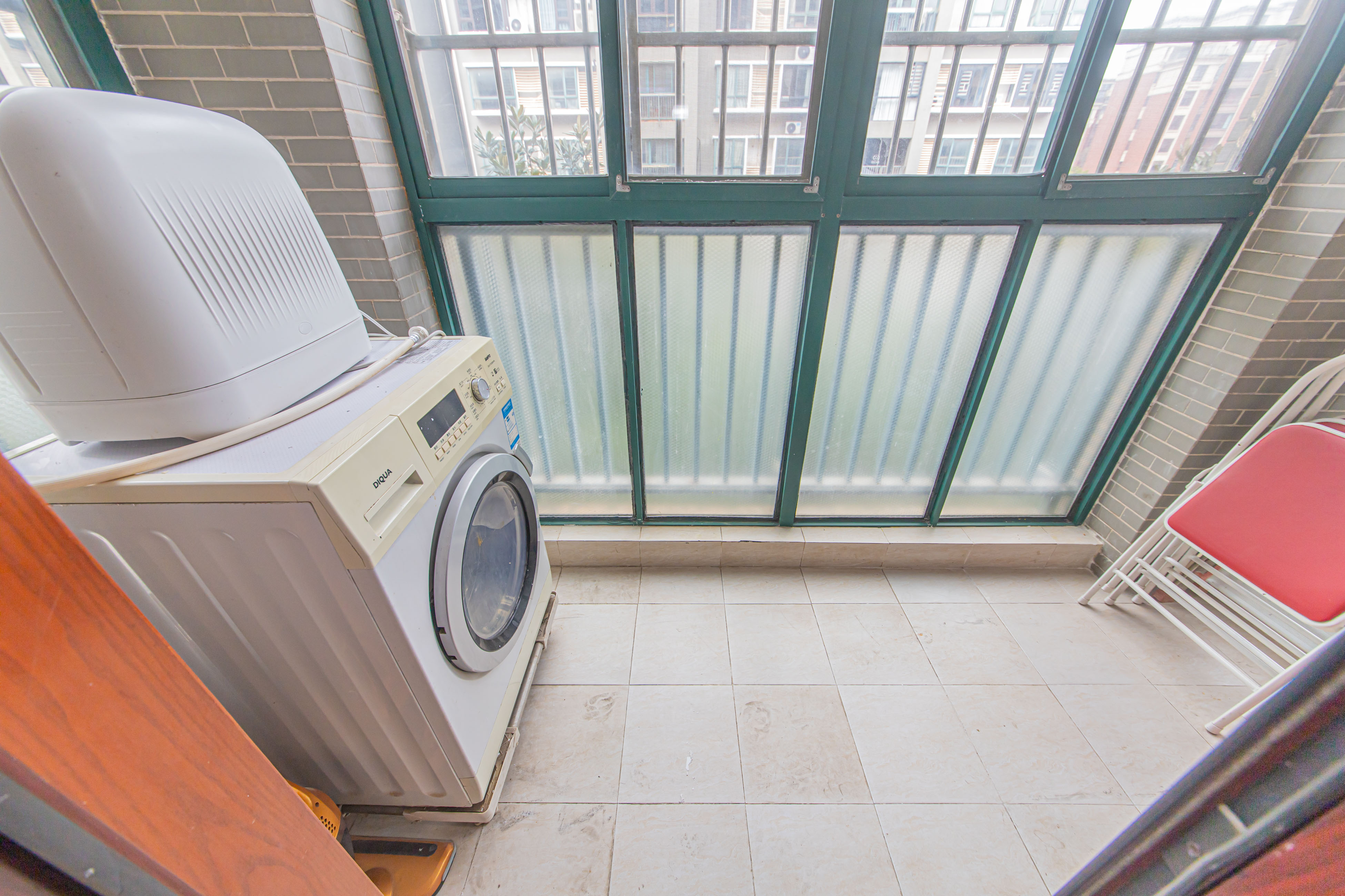 华天苑 4室2厅2卫 168.0万 华天苑 4室2厅2卫 168.0万阳台