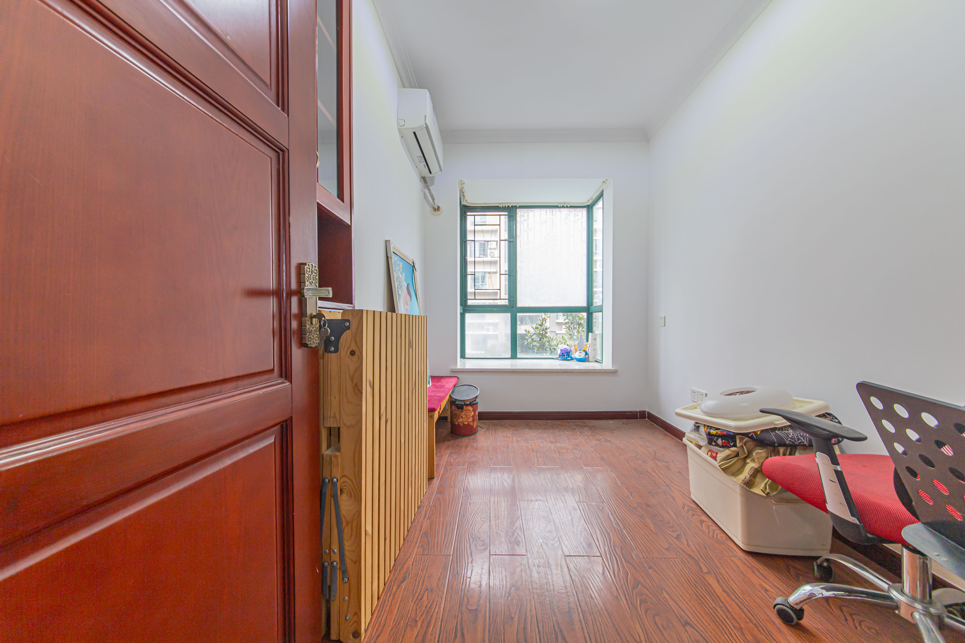 华天苑 4室2厅2卫 168.0万 华天苑 4室2厅2卫 168.0万卧室