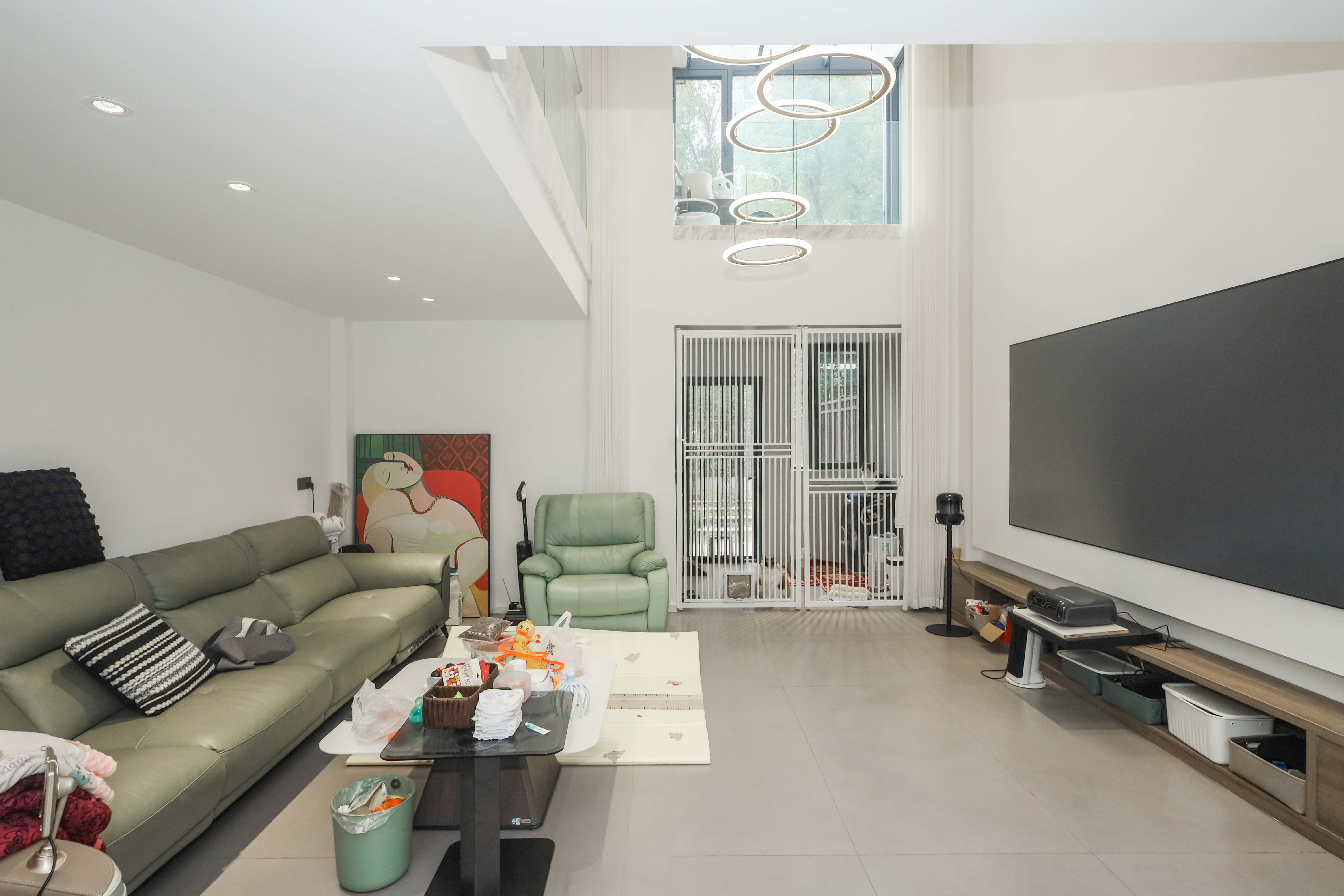 山水英伦 5室2厅3卫 348.0万 山水英伦 5室2厅3卫 348.0万客厅