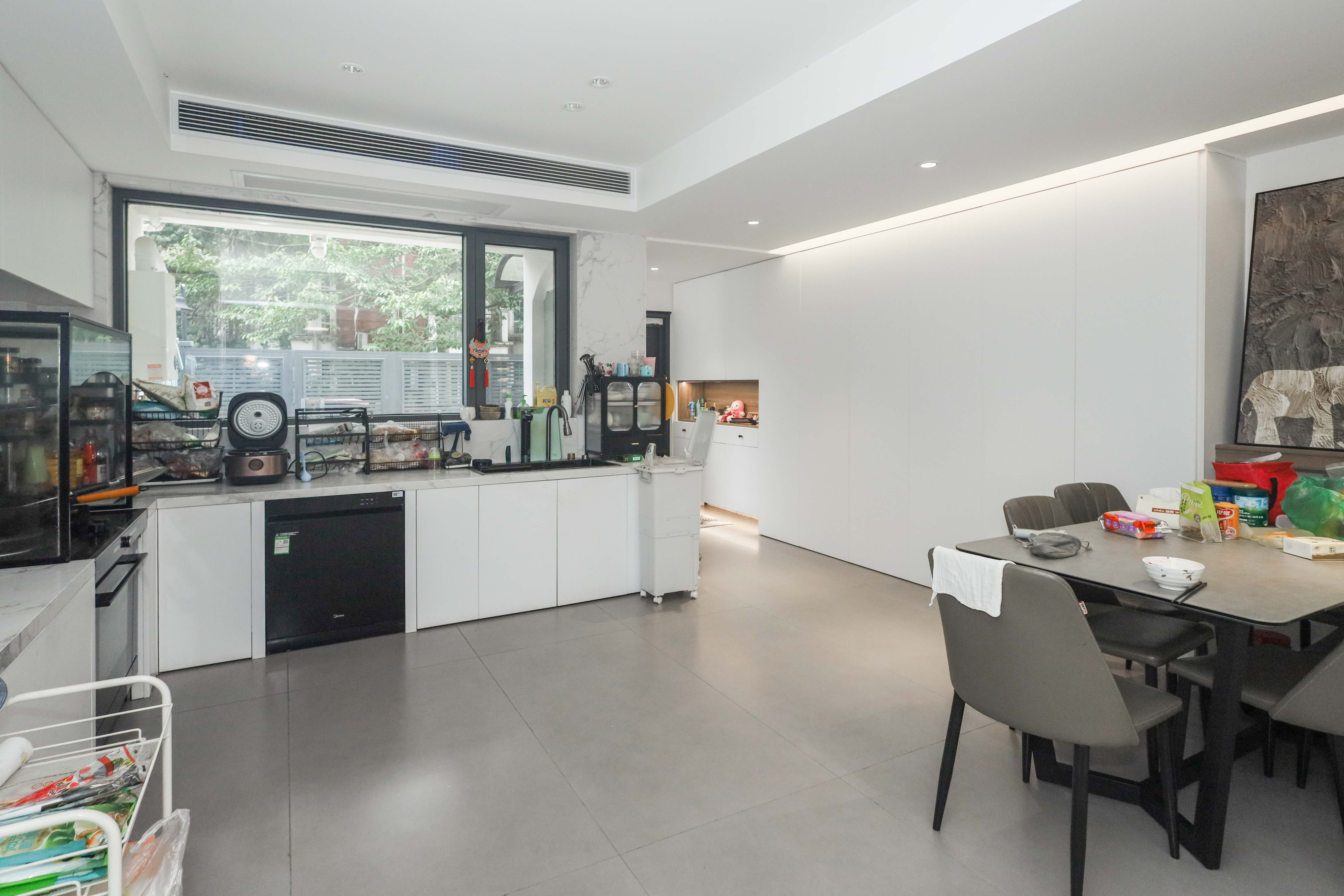 山水英伦 5室2厅3卫 348.0万 山水英伦 5室2厅3卫 348.0万厨房