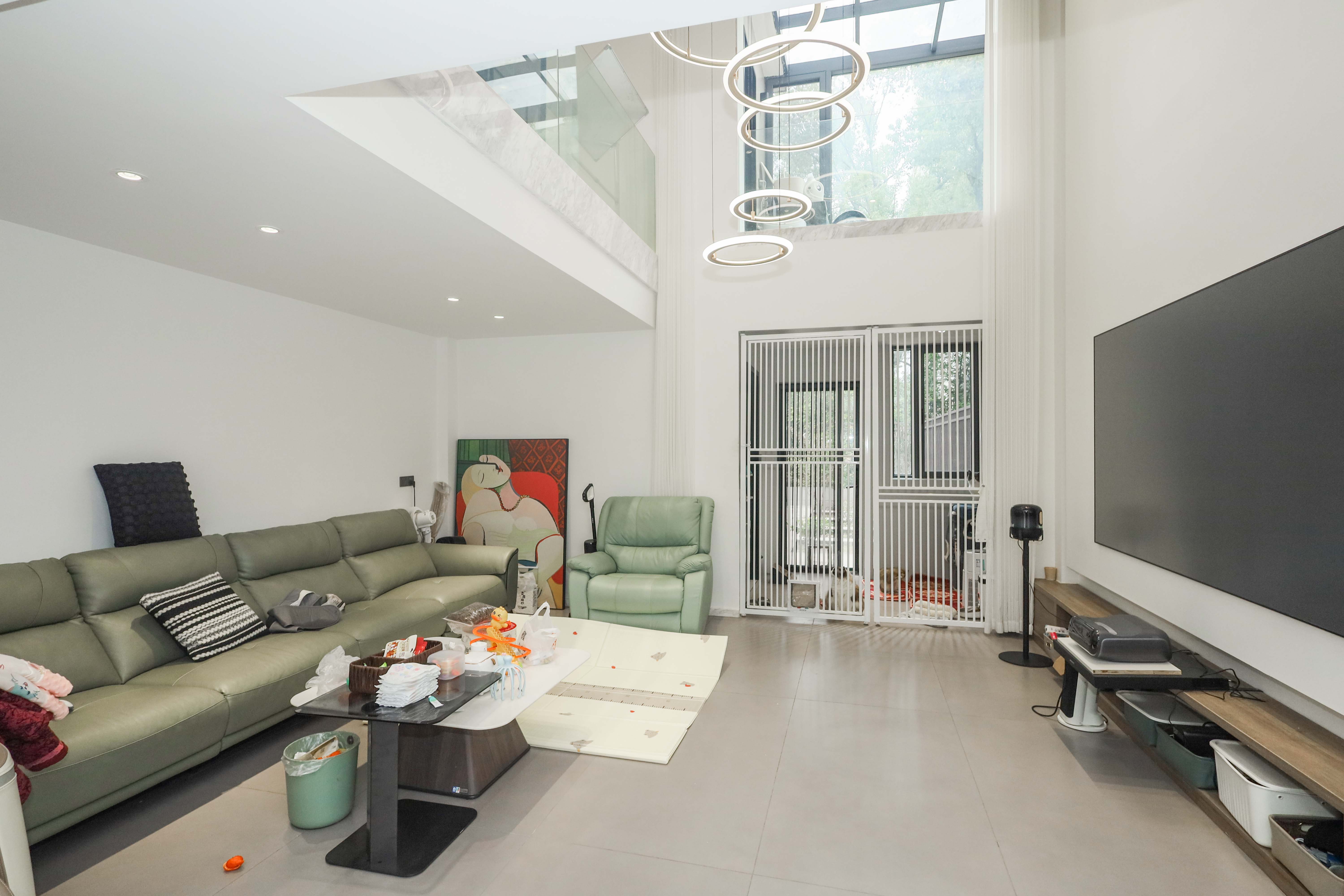 山水英伦 5室2厅3卫 348.0万 山水英伦 5室2厅3卫 348.0万客厅