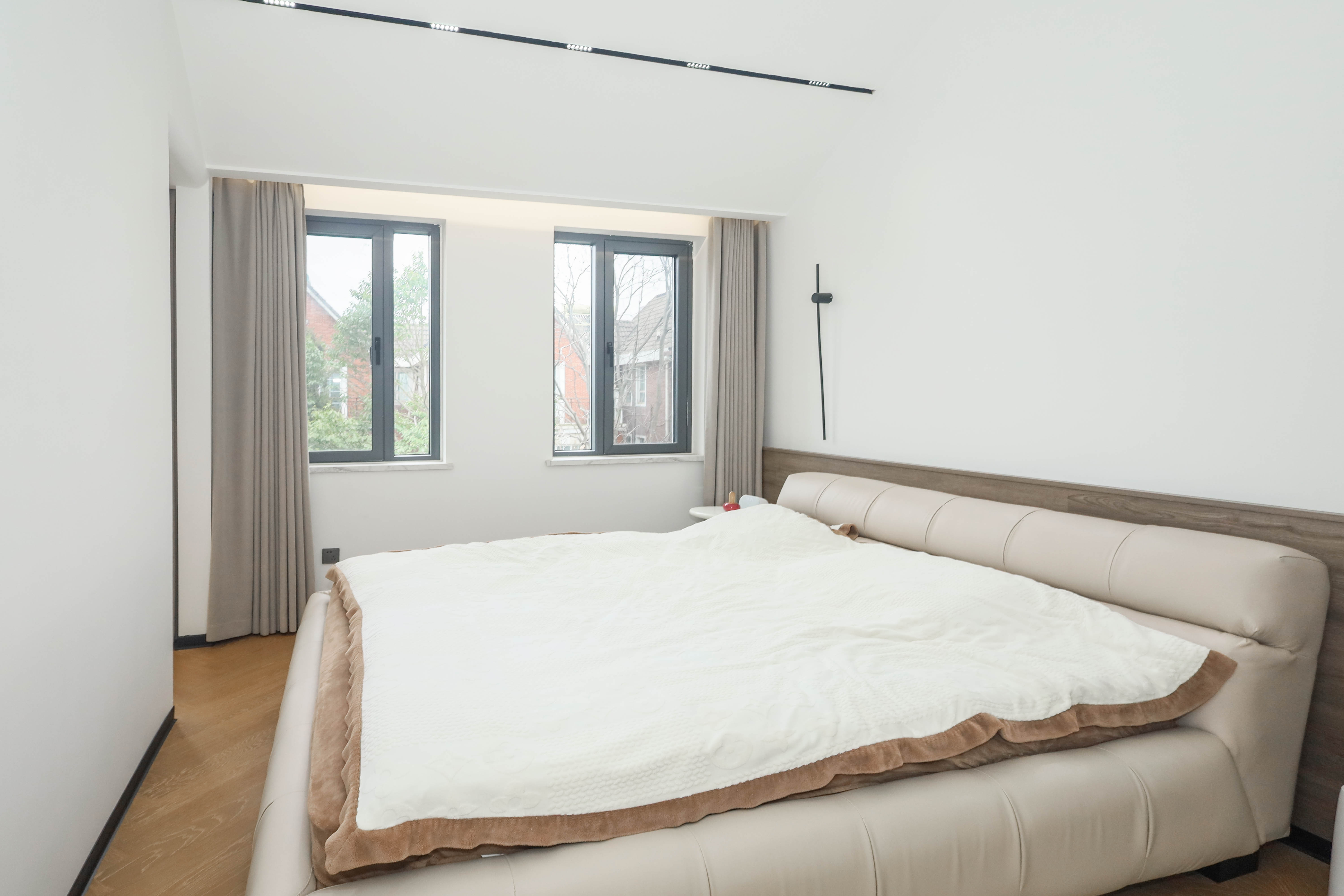 山水英伦 5室2厅3卫 348.0万 山水英伦 5室2厅3卫 348.0万卧室