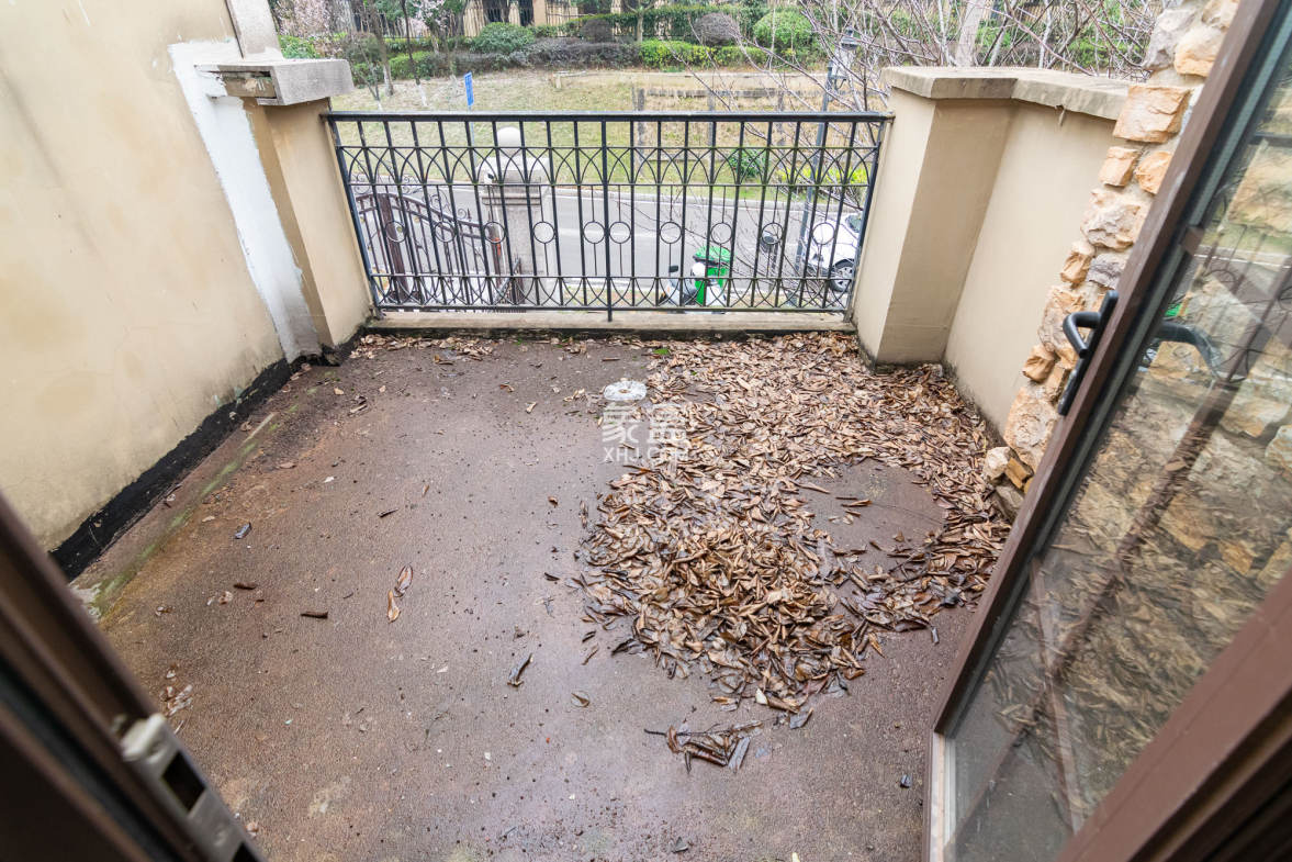 金地三千府(金地湖山樾、金地自在城) 5室2厅3卫 410.0万 金地三千府(金地湖山樾、金地自在城) 5室2厅3卫 410.0万阳台