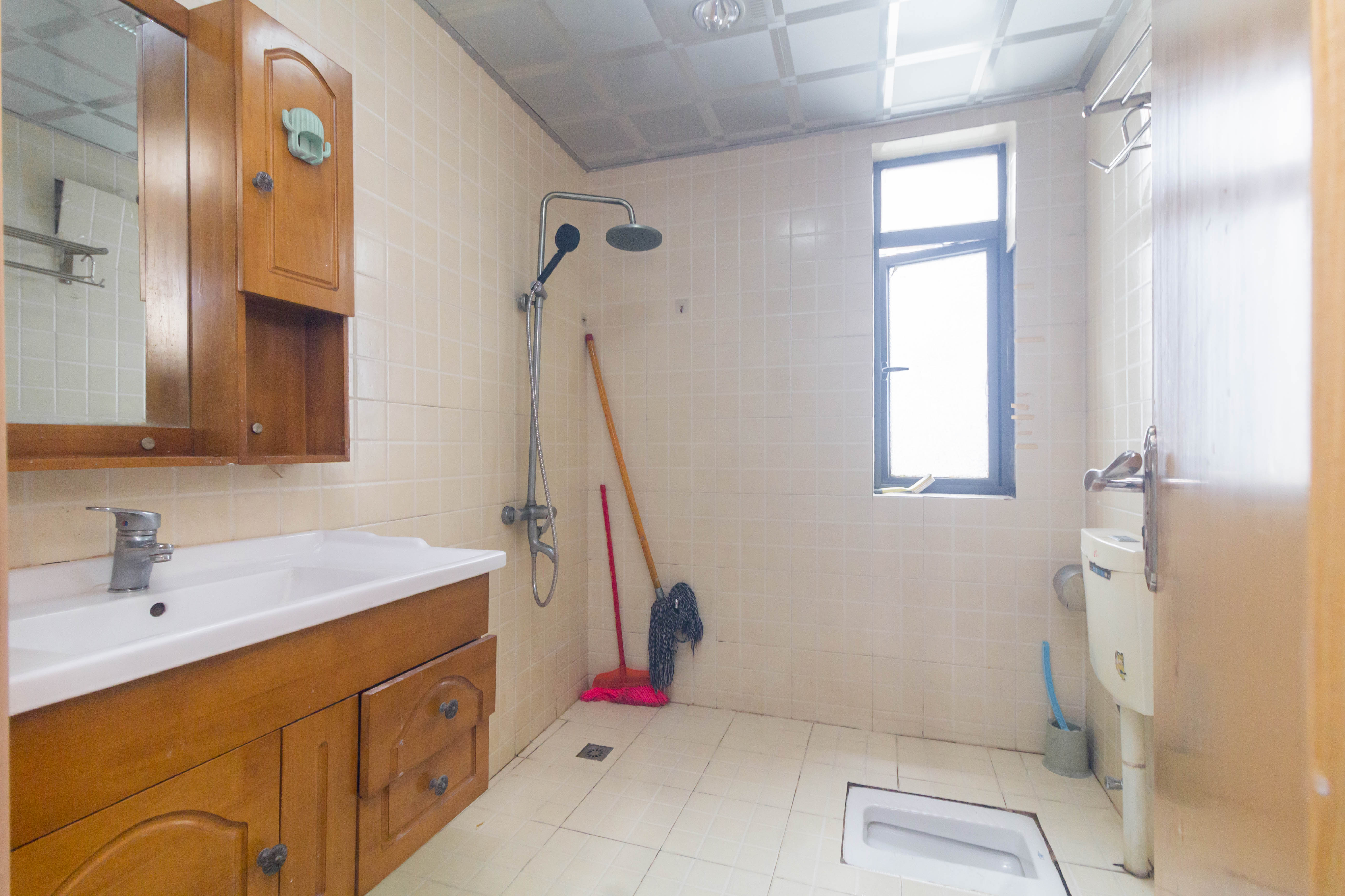 中国铁建国际城一期  4室2厅2卫    79.8万 中国铁建国际城一期  4室2厅2卫    79.8万卫生间