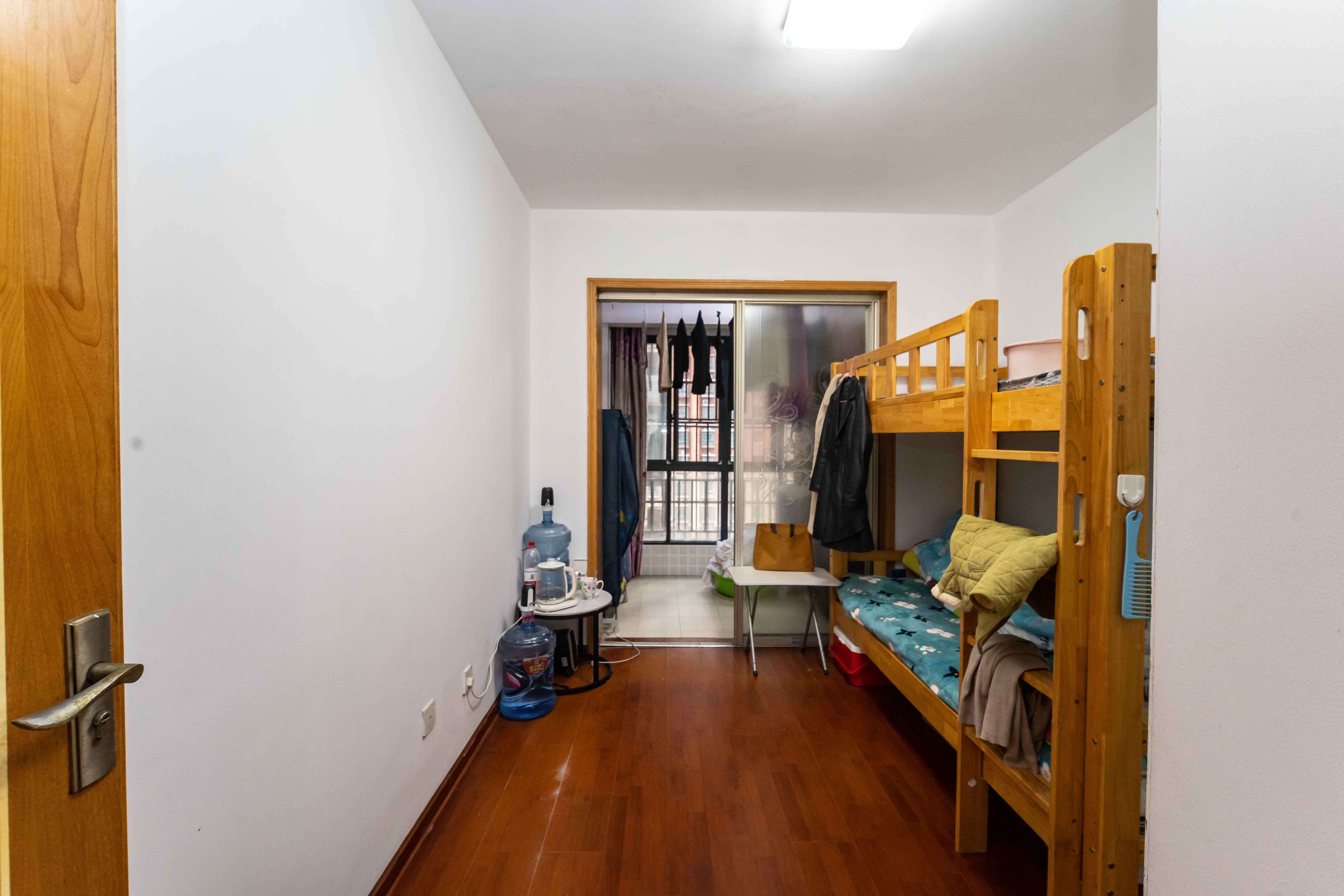 东玺门  3室2厅1卫    75.0万卧室