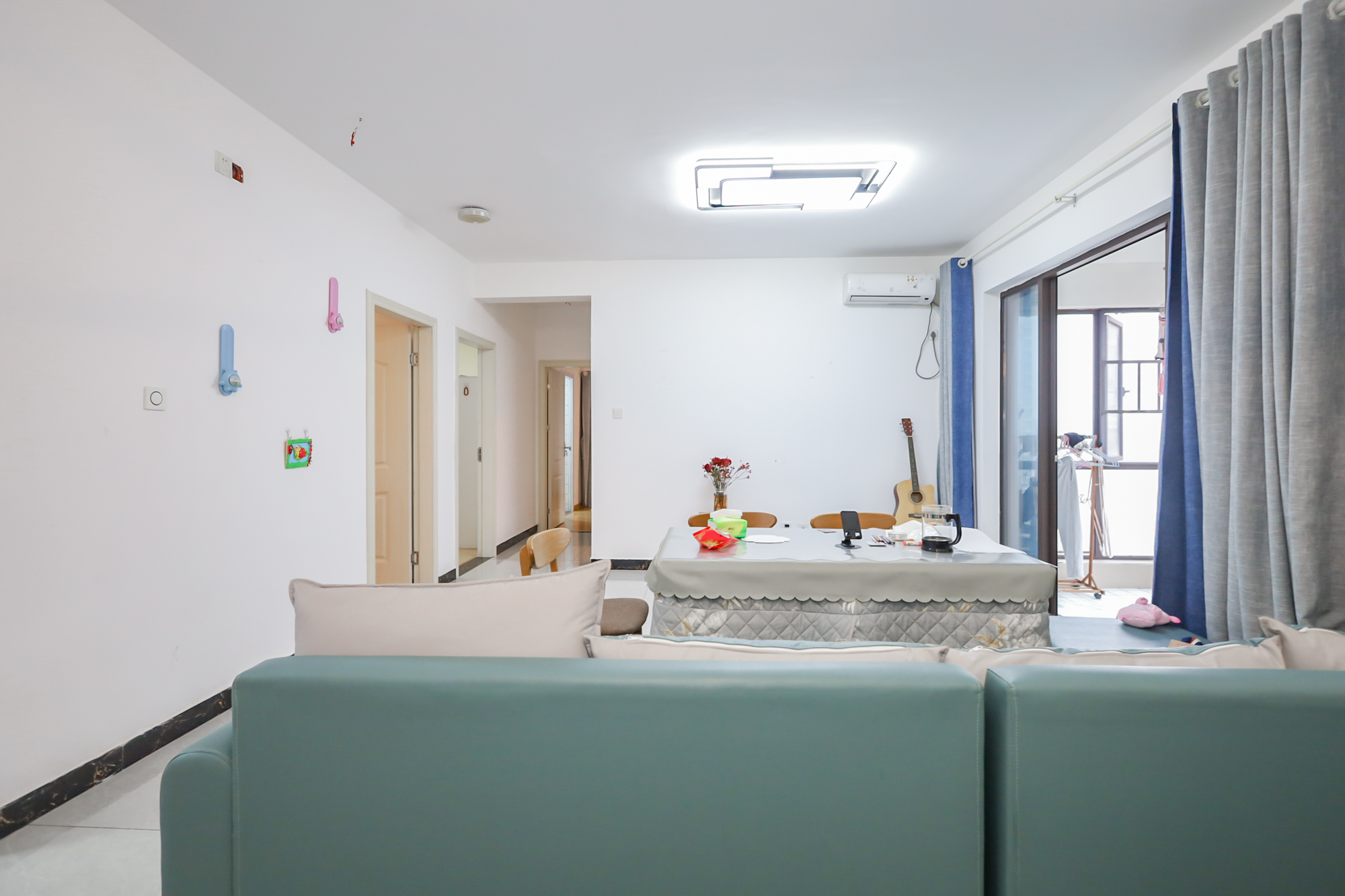 保利西海岸B区  4室2厅2卫   235.00万客厅