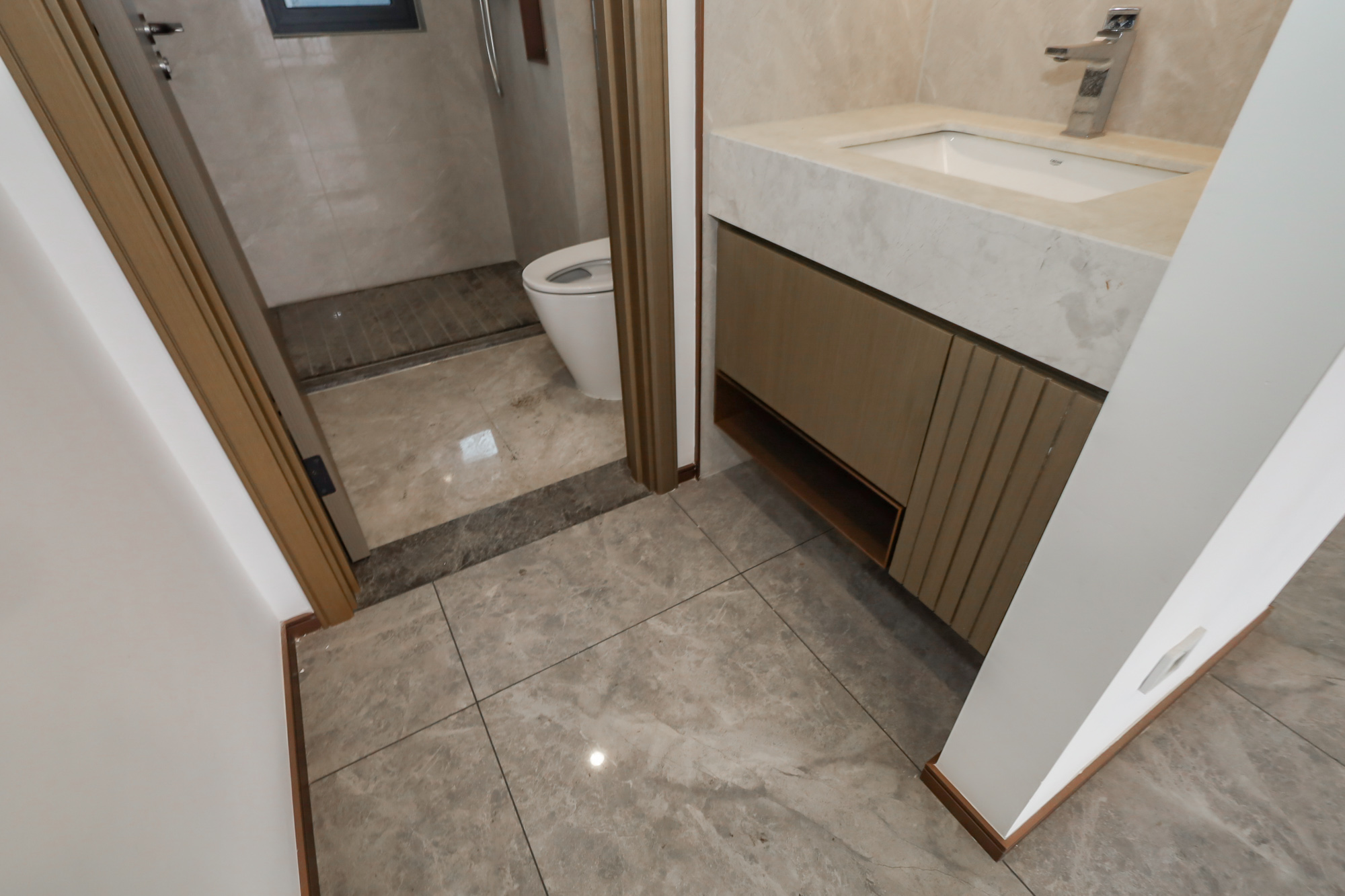 滨江府1913  4室2厅3卫    450.0万 滨江府1913  4室2厅3卫    450.0万卫生间