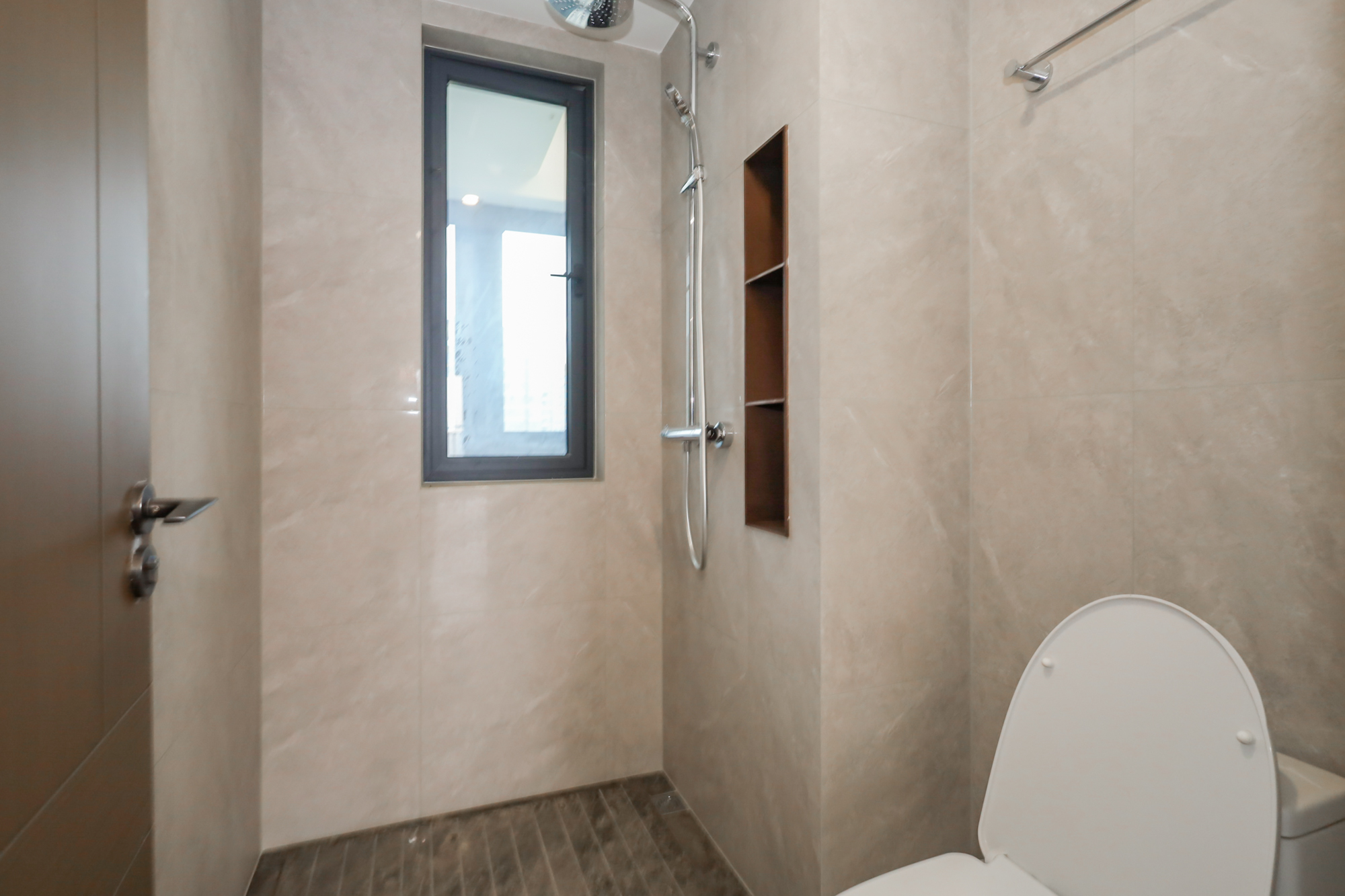 滨江府1913  4室2厅3卫    450.0万 滨江府1913  4室2厅3卫    450.0万卫生间