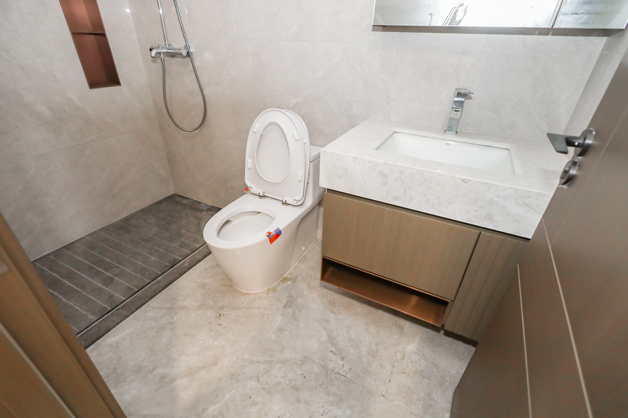 滨江府1913  4室2厅3卫    450.0万 滨江府1913  4室2厅3卫    450.0万卫生间