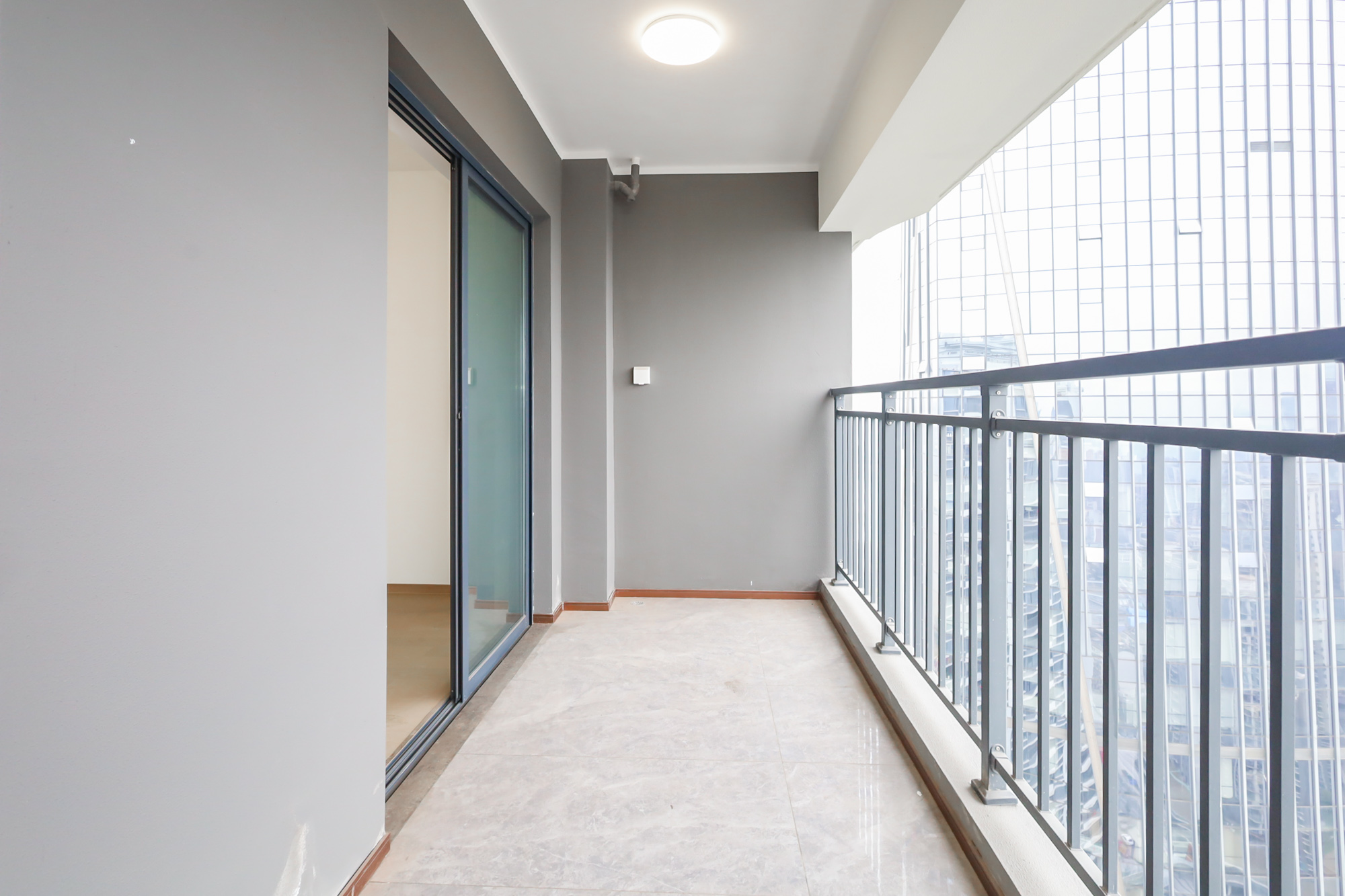 滨江府1913  4室2厅3卫    450.0万 滨江府1913  4室2厅3卫    450.0万阳台