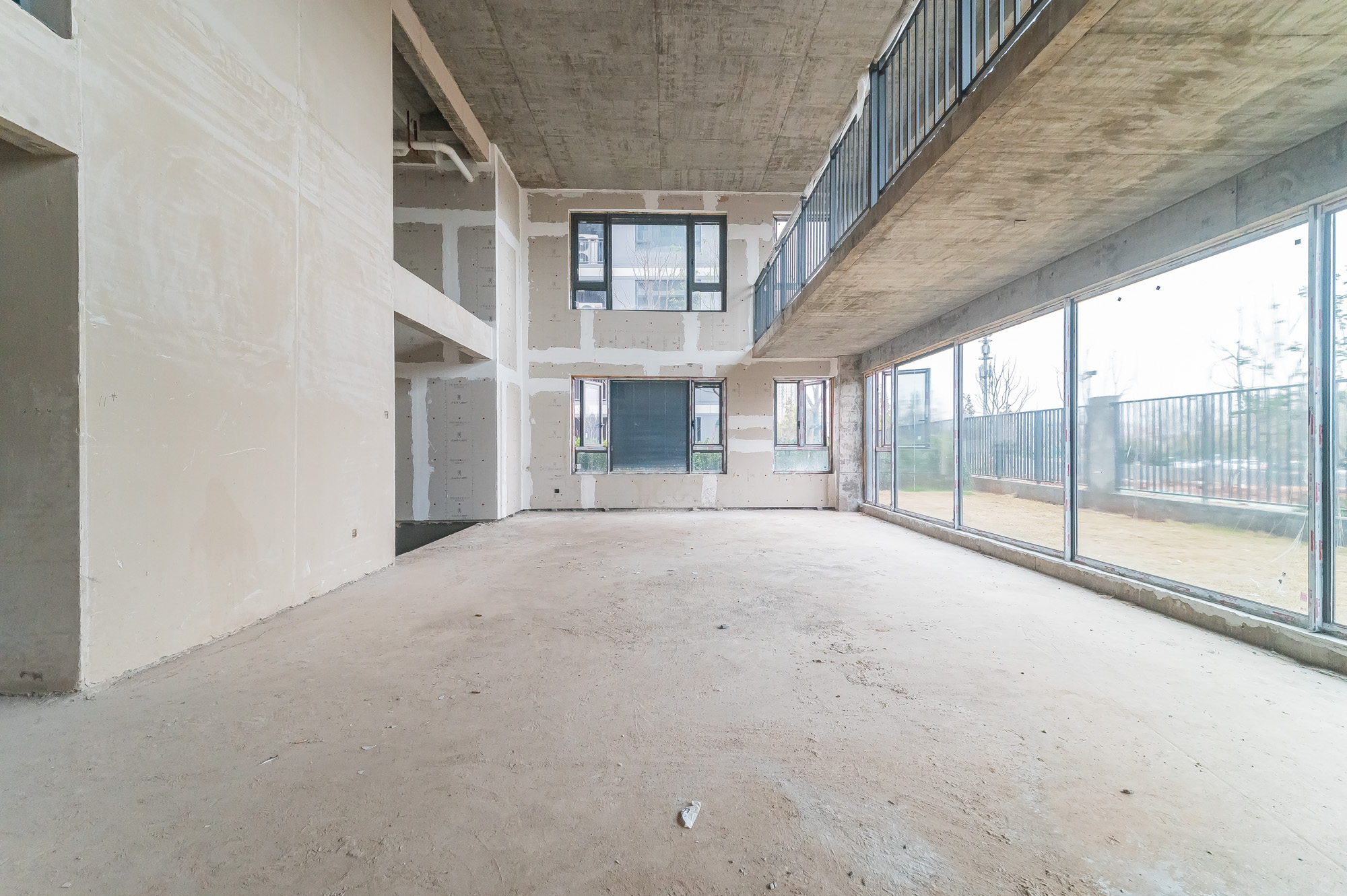 万科松湖天地 6室2厅6卫 628.0万 万科松湖天地 6室2厅6卫 628.0万客厅