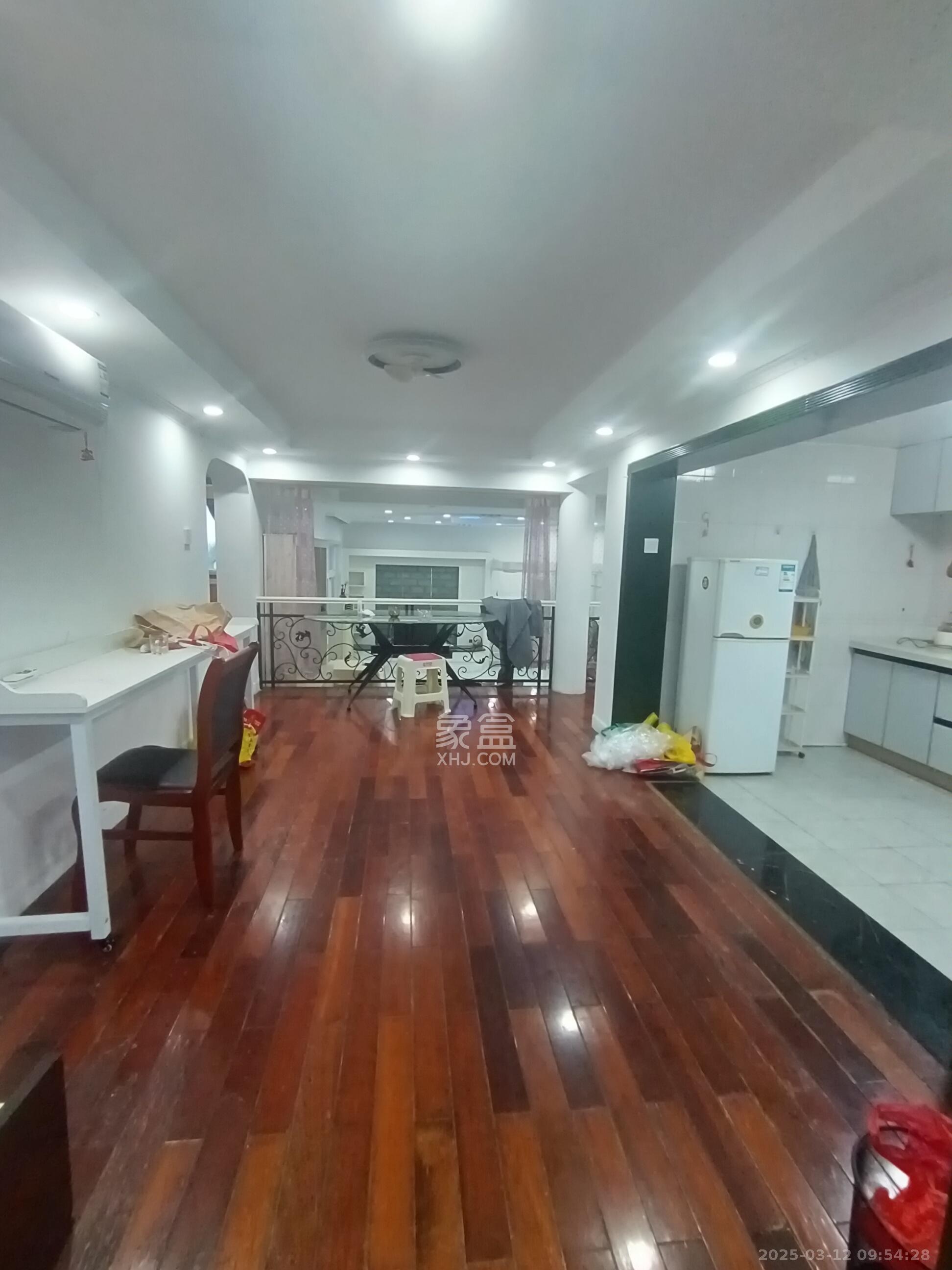 航空母舰 2室1厅1卫 2800.0元/月 航空母舰 2室1厅1卫 2800.0元/月室内图