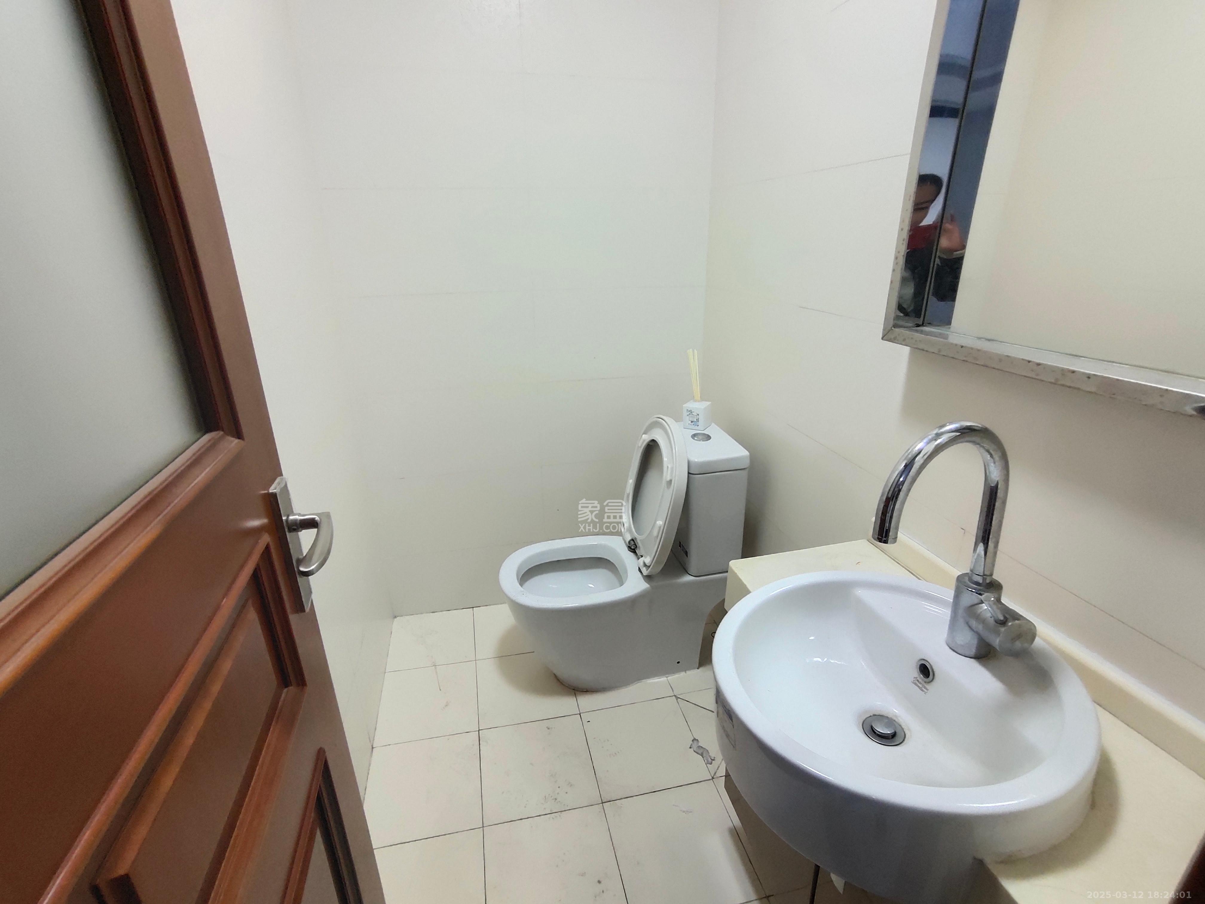 阳光100三期  3室2厅2卫   2300.00元/月室内图