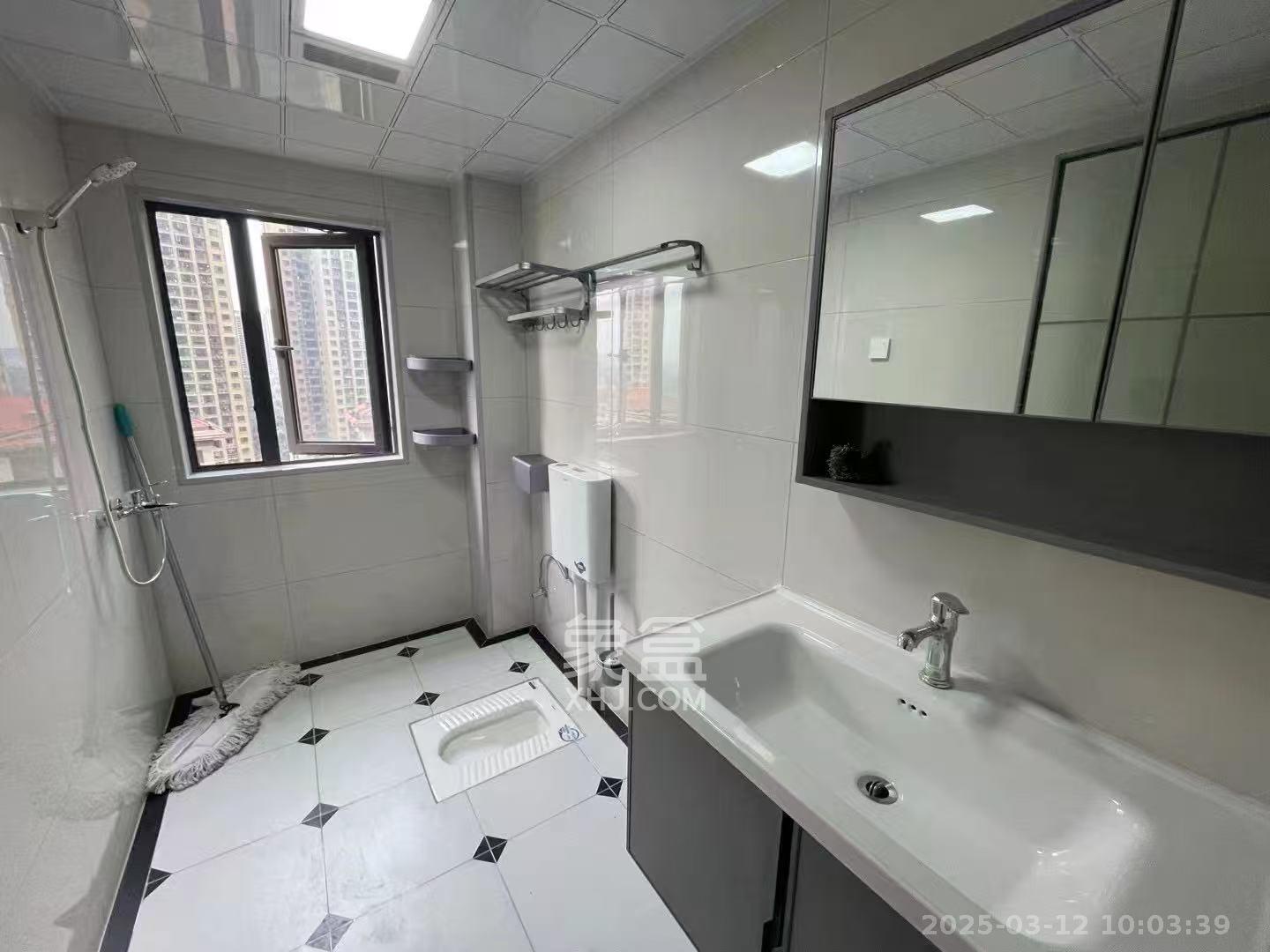 荣盛岳麓峰景  3室2厅2卫   2200.00元/月室内图