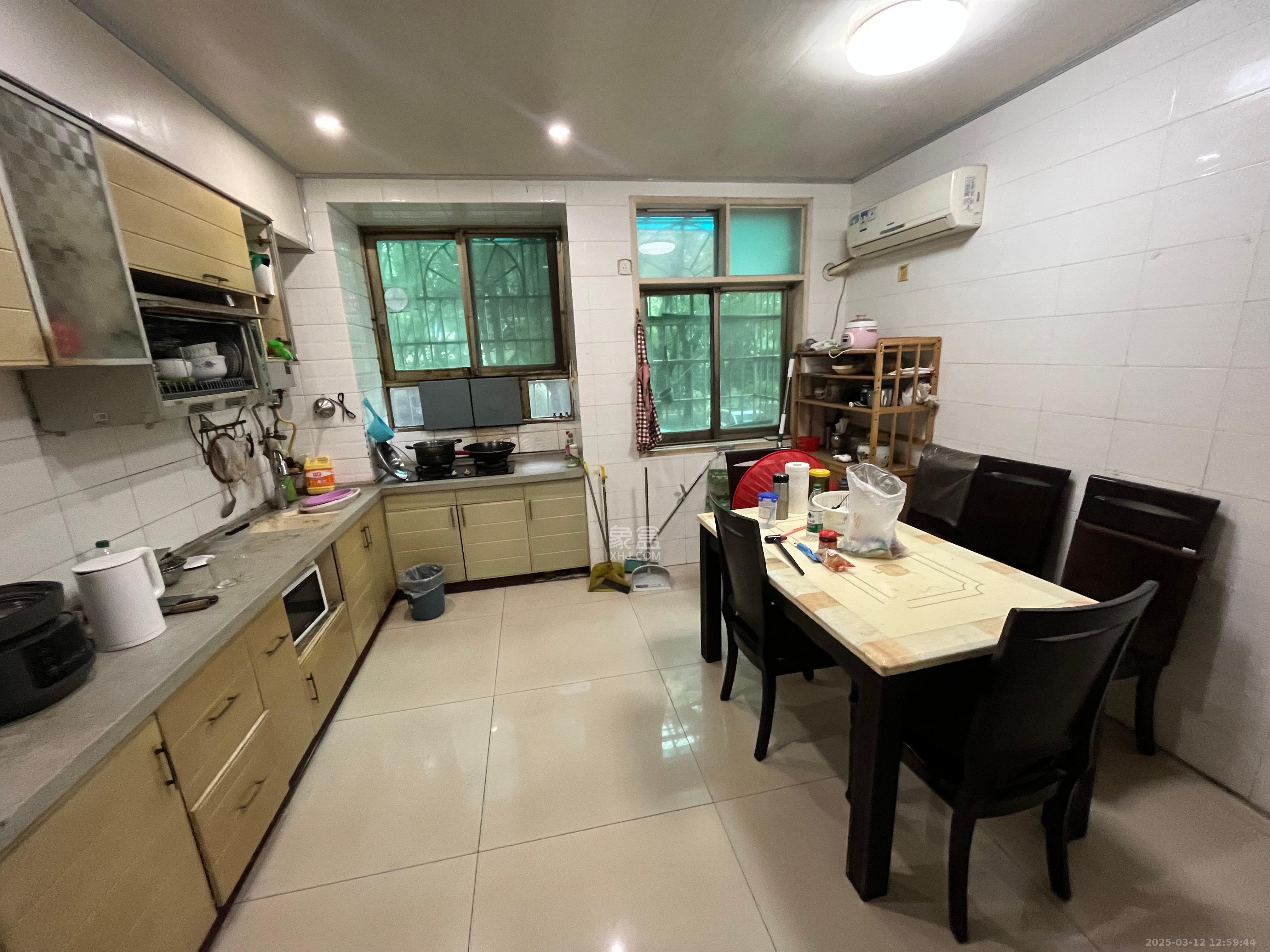 女子监狱单位宿舍 3室2厅1卫 2000.0元/月 女子监狱单位宿舍 3室2厅1卫 2000.0元/月室内图