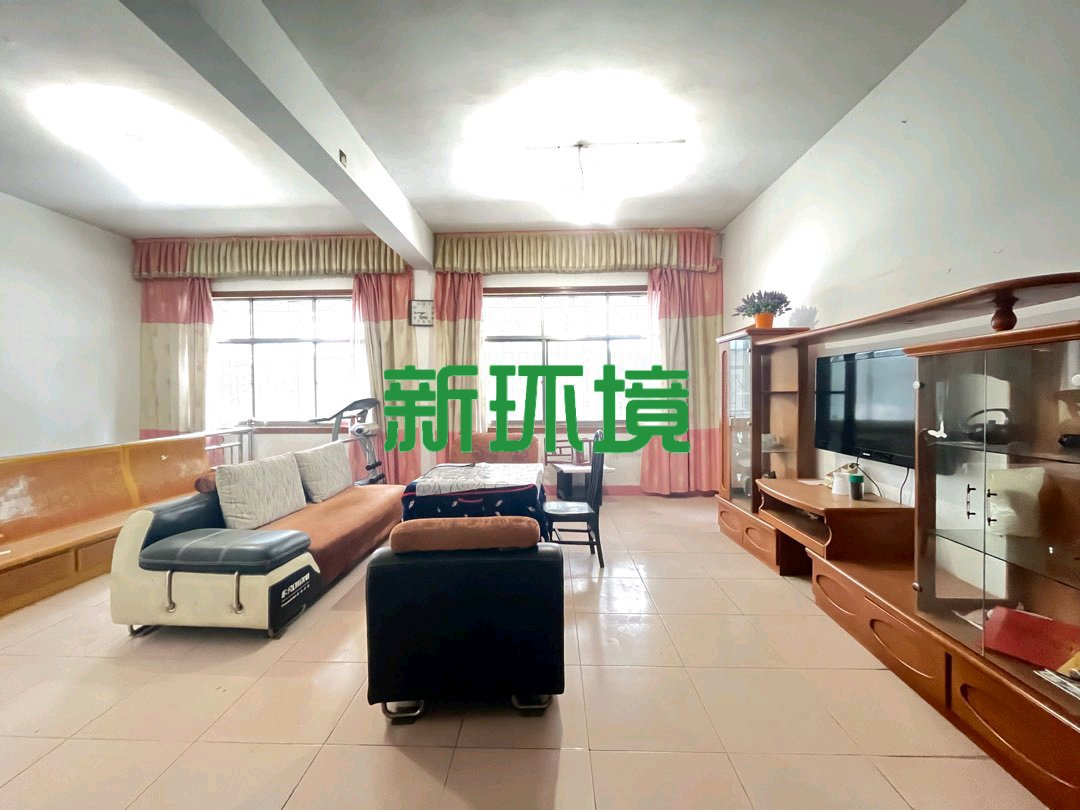 市中心散盘  6室4厅3卫    115.0万 市中心散盘  6室4厅3卫    115.0万客厅