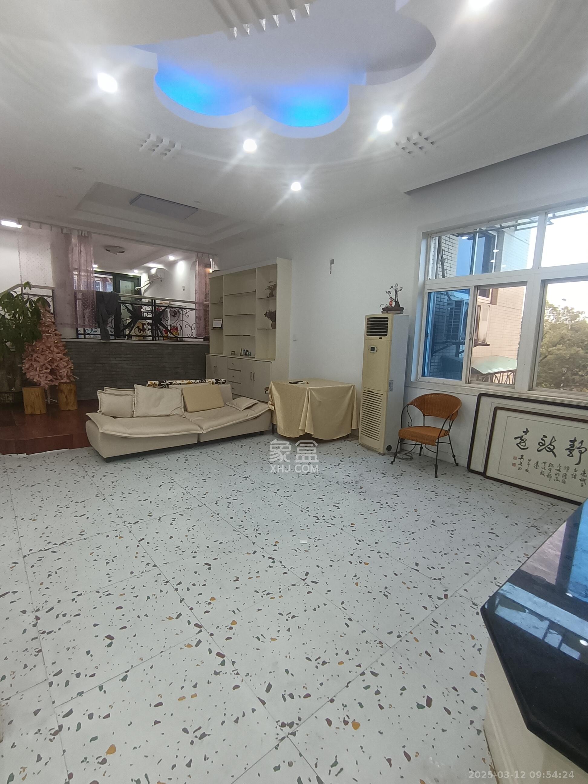 航空母舰 2室1厅1卫 2800.0元/月 航空母舰 2室1厅1卫 2800.0元/月室内图